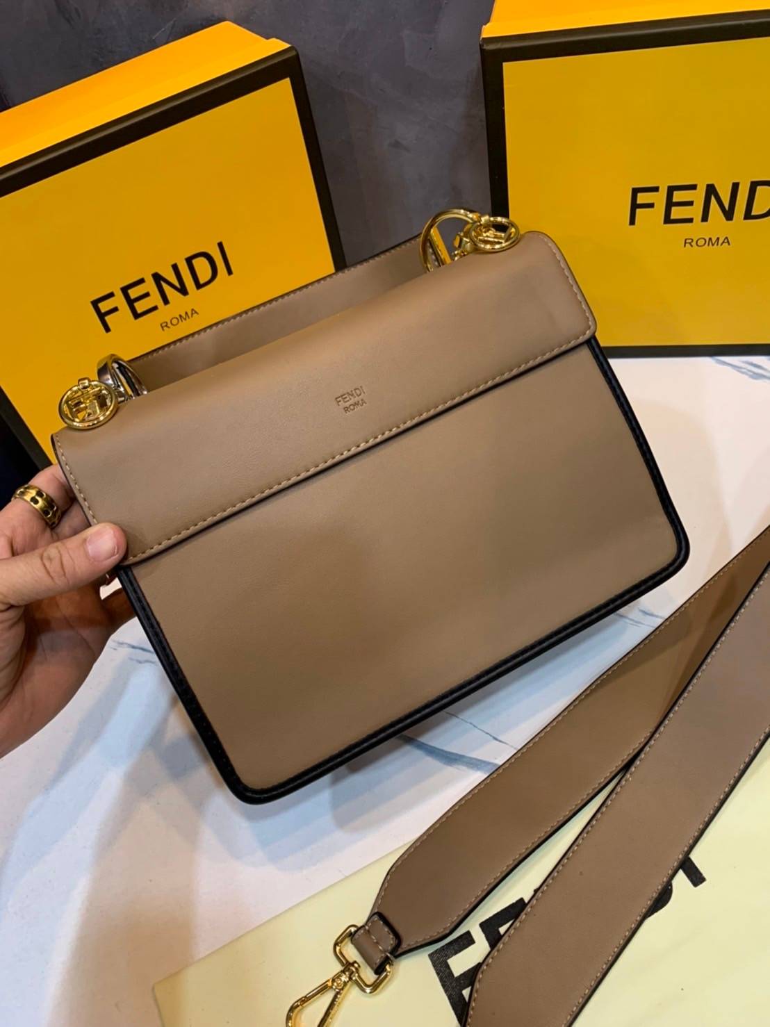 FENDI KAN leather bag เกรดออริจินอล ด้วยสีและลวดลายคลาสสิกตามแบบแบรนด์ เข้าได้กับสาวๆ ทุกสไตล์ บ่งบอกความเป็น FF ได้อย่างสมบูรณ์แบบ โทนสีแมตช์กับเสื้อผ้าได้ง่าย เสริมลุคสาวมั่นก็ลงตัว หรือเปลี่ยนมาติดสายสะพายยาวเพื่อสะพายคาดลำตัวก็ได้ความชิลและคล่องตัวไปอ