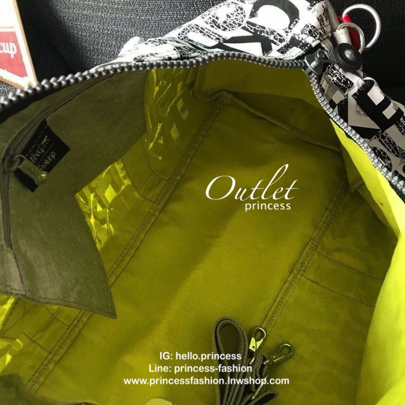 KIPLING D TAGALONG TOTES KI00280BX เอาใจสาวๆคนรักmickey กับกระเป๋าถือใบใหญ่ สามารถใช้คู่กันกับกระเป๋าเดินทางต่างประเทศได้ ด้านหน้าและด้านข้างมีช่องซิปใส่ของจุกจิก เปิดปิดด้วยซิปเดียวด้านบน ใบใหญ่ ใส่เสื้อผ้าออกทริป เล่นกีฬาได้หลายชุด มาพร้อมสายสะพายเพื่อใ