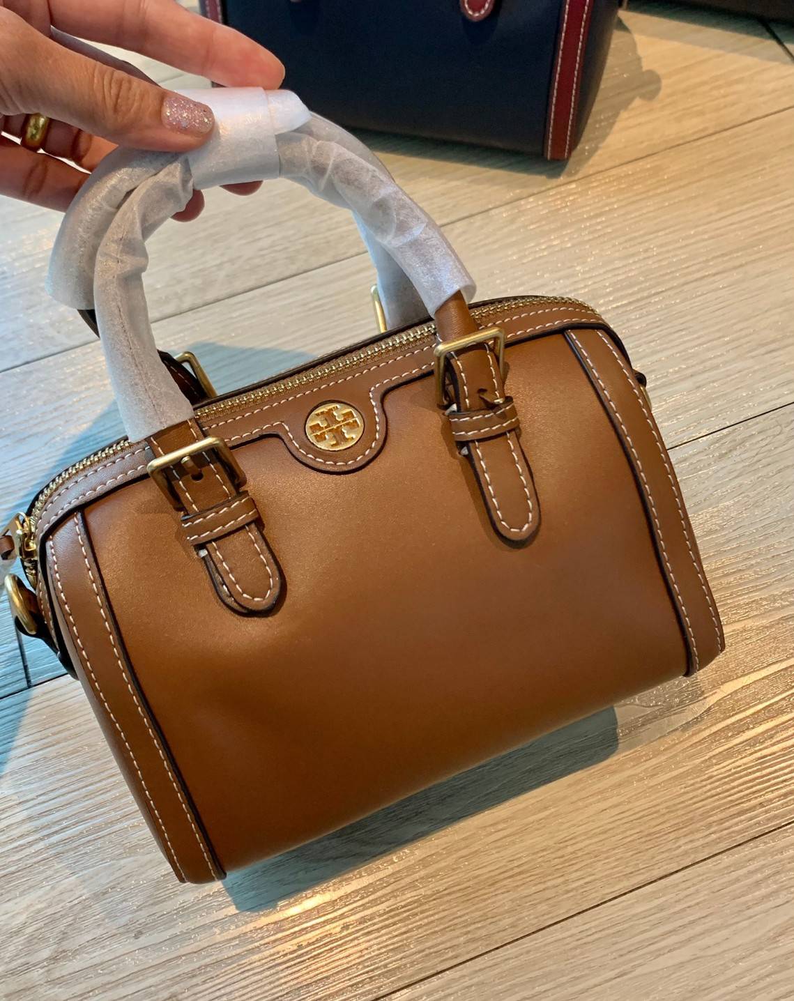 TORY BURCH T Monogram Color-block Barrel Duffle พร้อมส่งที่ไทย สวยก่อนใคร มี2ขนาด ไม่มีคือพลาดจร้าา😘 ✔️กระเป๋าทรงหมอน วัสดุหนังแท้ชั้นดีที่สุด หนังเรียบนิ่มสวย ✔️เปิดปิดกระเป๋าด้วยซิปคู่แบบมีหนังห้อย ภายในกว้างมากสำหรับไซด์นี้ หายห่ว