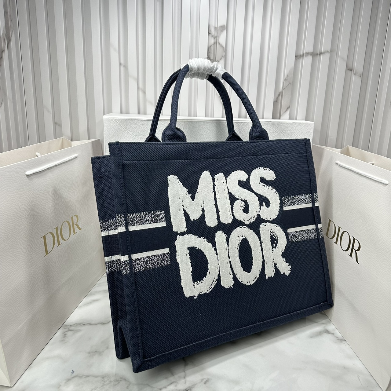 ORI หนังแท้ | Dior BookTote Blue Miss Dior Embroidery Tote Bag กระเป๋าทรงโท้ทคอลใหม่ โทนดำคลาสสิก สวยงามและหรูหรา