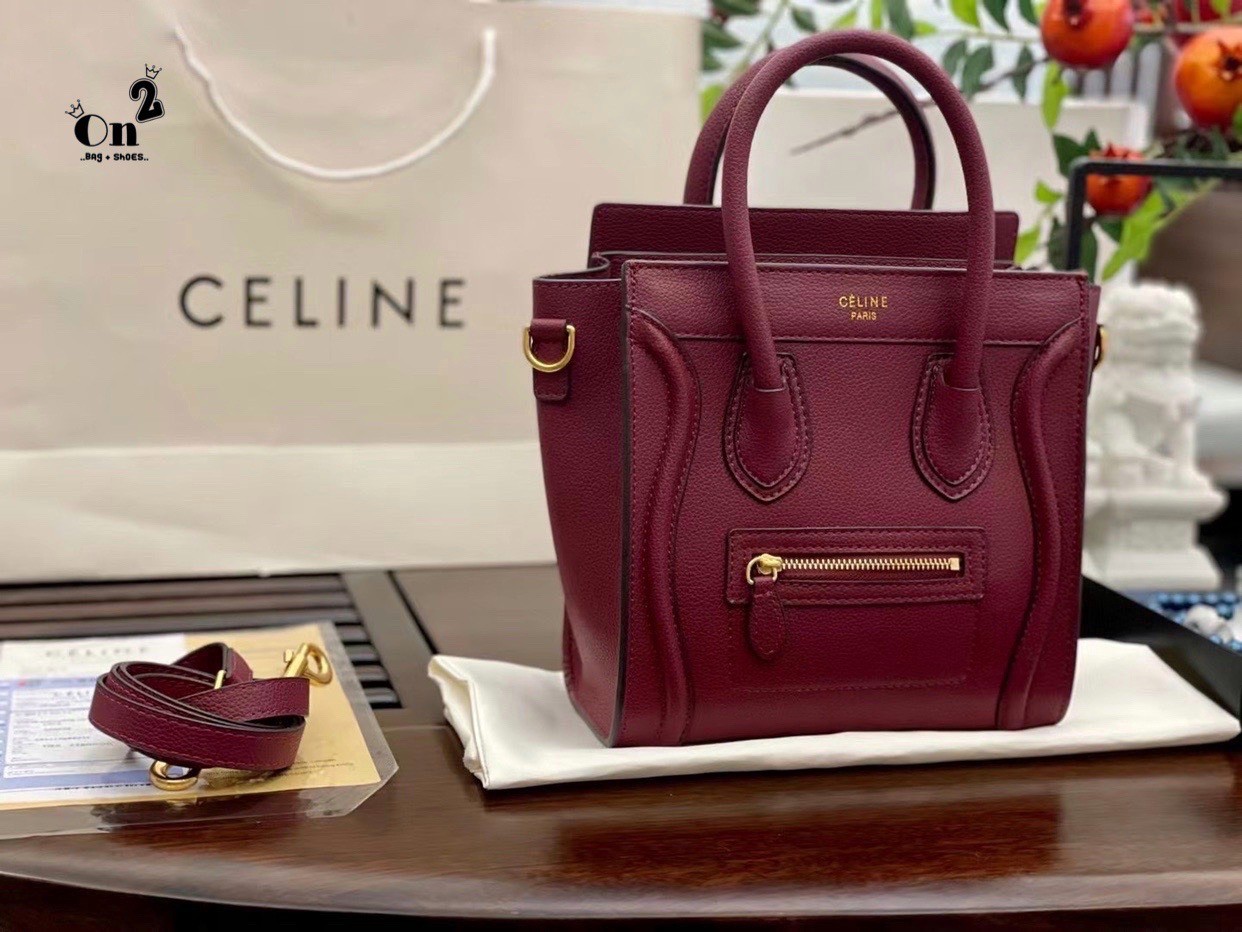 พร้อมส่งรุ่นยอดฮิต!! CELINE HANDLE BAG VIP / Celine Nano Luggage Bag กระเป๋าหนังแท้ ขนาดกำลังดี เปิดปิดด้วยซิปอะไหล่ทองมีที่จับหนัง ด้านในกว้าง มาพร้อมช่องซิปอีกช่อง เป็นอีกทรงที่ฮิตมานานข้ามปี มาพร้อมสายยาวสะพายแบบ CROSSBODYได้ หรือจะถือออกงานก็สวยหรูอีก