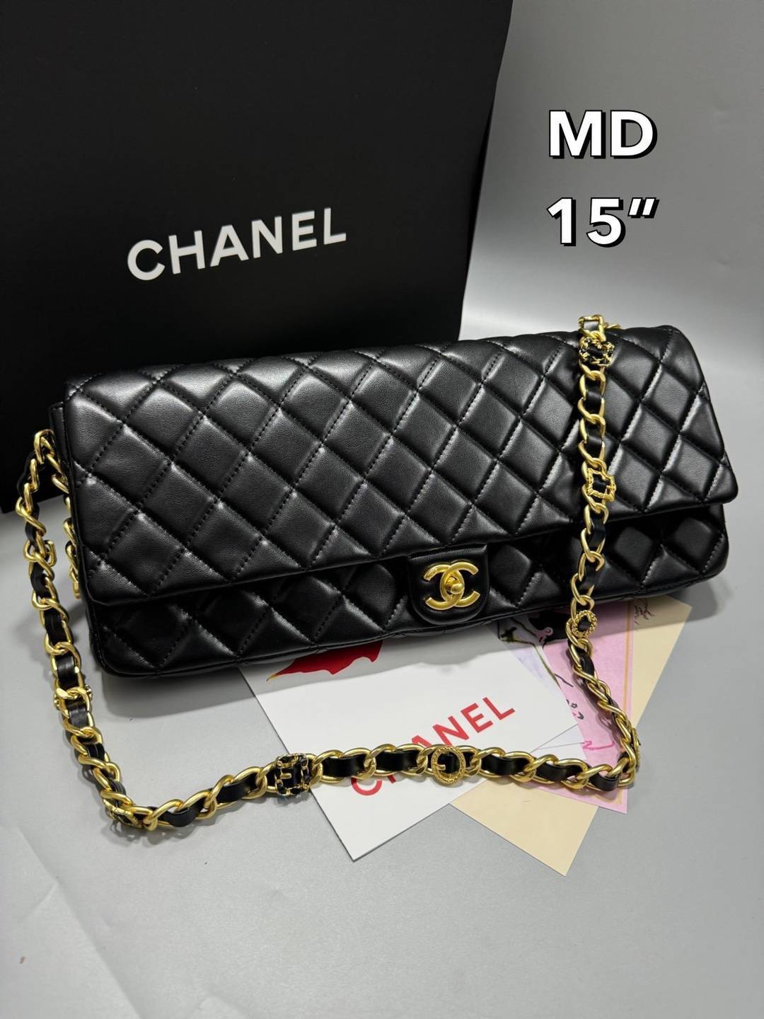 CHANEL Clutch Flap Bag กระเป๋าสะพายทรงคลาสสิค ไซส์ยาวพิเศษ หนังเรียบเงาผิวสัมผัสนุ่มลื่นมาก สวยหรูดูแพง ถือเป็นคลัชหรือสะพายไหล่ได้เก๋ๆ ใช้ยังไงก็ดูหรู ด้วยดีไซน์เฉพาะตัว ใบจริงสวยคมมาก