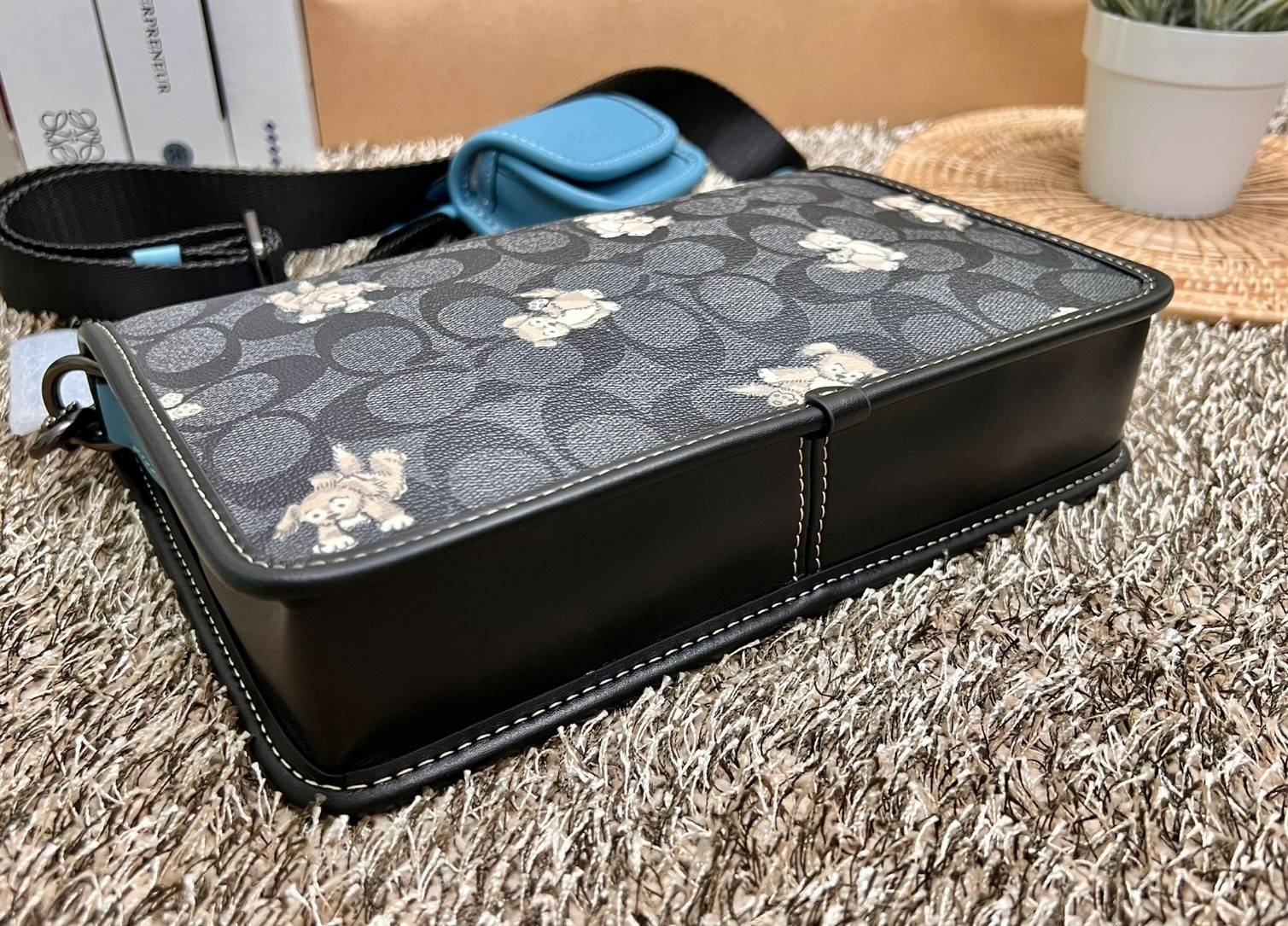 Coach Heritage Convertible Crossbody In Signature Canvas With Creature Print ((cc131)) 🐶 น่ารักขนาดนี้ ห้ามใจไม่ไหวเลยจ้า พร้อมส่ง! ยังไม่เข้าไทย ใหม่ก่อนใครค่ะ! หญิงก็ได้ชายก็ดี สำหรับรุ่นนี้ หนังแท้นิ่ม((หนังไม่แข็งทื่อๆ)) 🌟ทั้งใบปริ้นลา