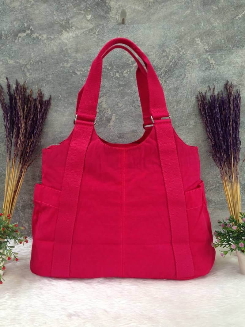 Kipling รุ่น Cicele กระเป๋าสะพายไหล่ใบใหญ่ สวยน่ารัก ตัวกระเป๋าด้านในเป็นช่องโล่งแบบปิดเปิดด้วยซิป มีช่องซิปด้านใน ด้านข้างกระเป๋า มี 2 ช่อง ปิดเปิด ด้วยเทป พร้อมที่ใส่โทรศัพท์ ปากกา และ MP 3 ในส่วนด้านใน และ ด้านข้างกระเป๋า ซ้าย-ขวา เป็นช่องขนาดเล็กสำหรั