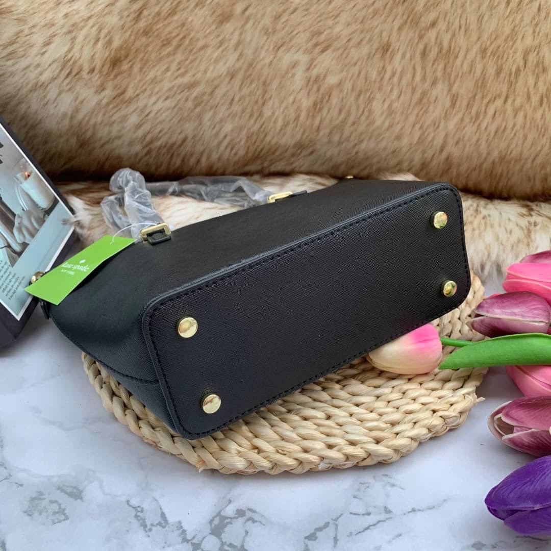 ของแท้ 💯% Kate Spade New York Cross Body Bag กระเป๋าถือหรือสะพาย หนัง Saffiano ภายในมีช่องซิปและช่องเล็ก มีหมุดรองฐานกันรอย 4 มุม อะไหล่ทองทั้งใบ ขนาดกำลังดี ใส่กระเป๋าสตางค์ยาวได้ค่ะ