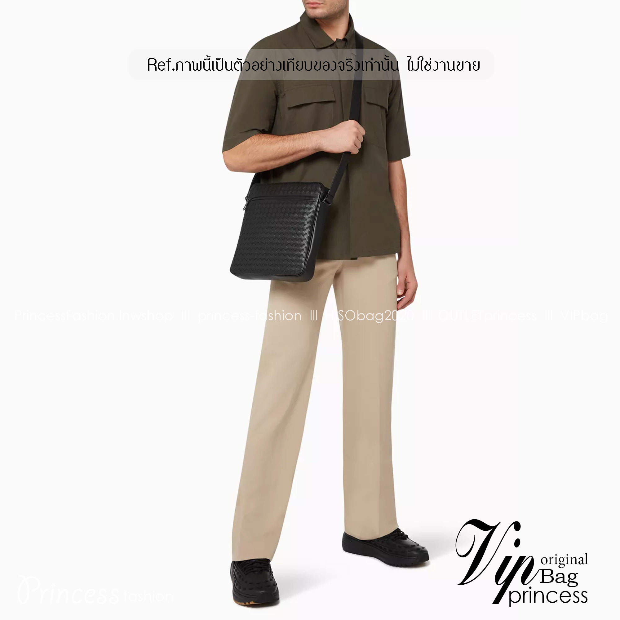 BOTTEGA VENETA Messenger Bag กระเป๋าสะพายทรงแมสเซนเจอร์ ดีไซส์สานเป็นเอกลักษณ์ของแบรนด์ รุ่นตามหาที่หนุ่มๆ ควรมี ดีไซส์เรียบหรู คลาสสิก ใช้งานง่าย everyday look จะซื้อใช้เองหรือเป็นของฝากก็เหมาะมากๆ ค่ะ