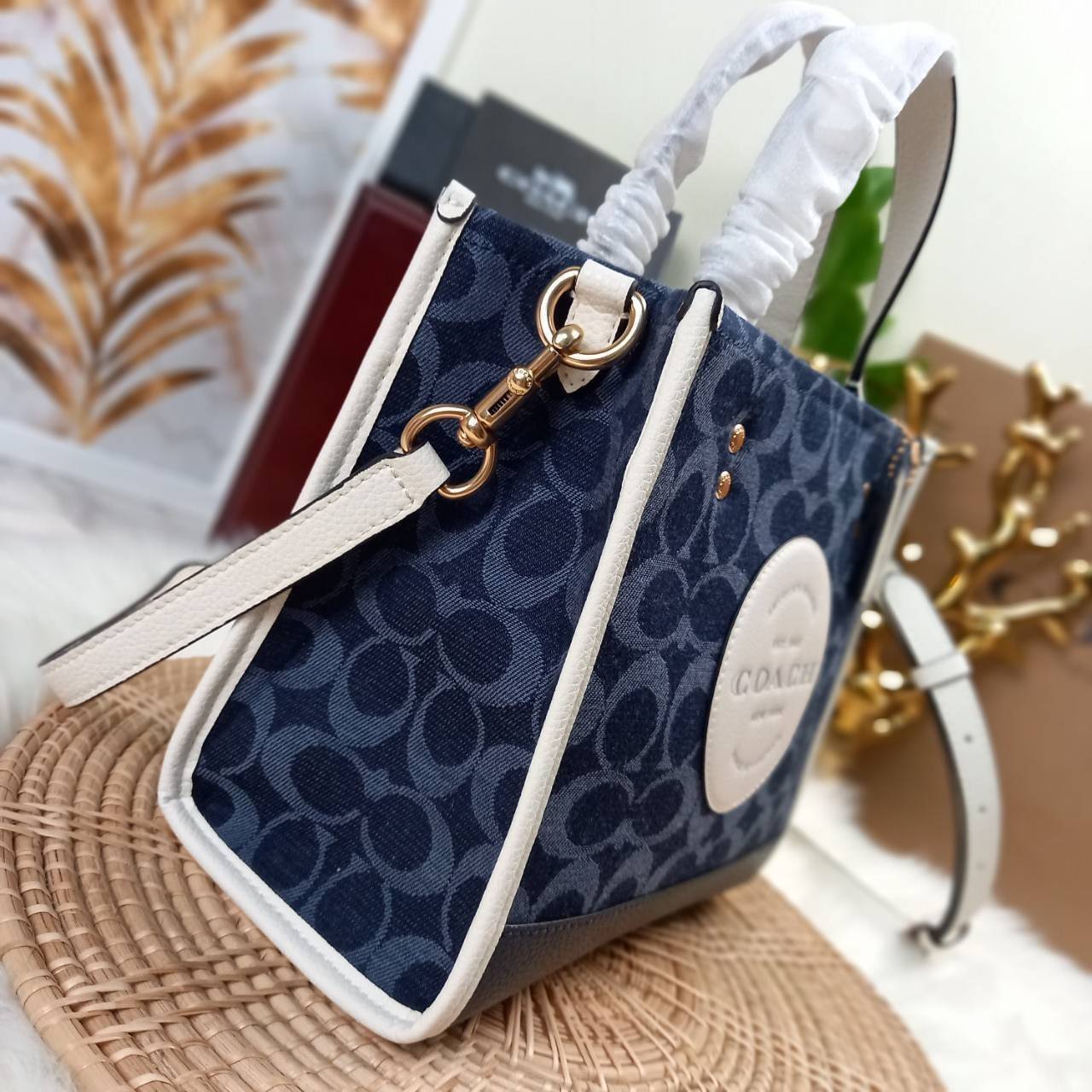 OUTLET 】COACH DEMPSEY TOTE 22 IN SIGNATURE JACQUARD WITH COACH PATCH (C5638) ฮิตมาก พลาดไม่ได้เชียว 🤩ตอกย้ำความแรง กับทรงTOTE ยอดฮิต เวลานี้ ยกให้เลย//กระเป๋าถือ หรือสะพาย มีสายยาว ถอดและ //วัสดุ jacquard ทอลาย signature เก็บดีเทลหนังแท้ ใบนี้สวยค