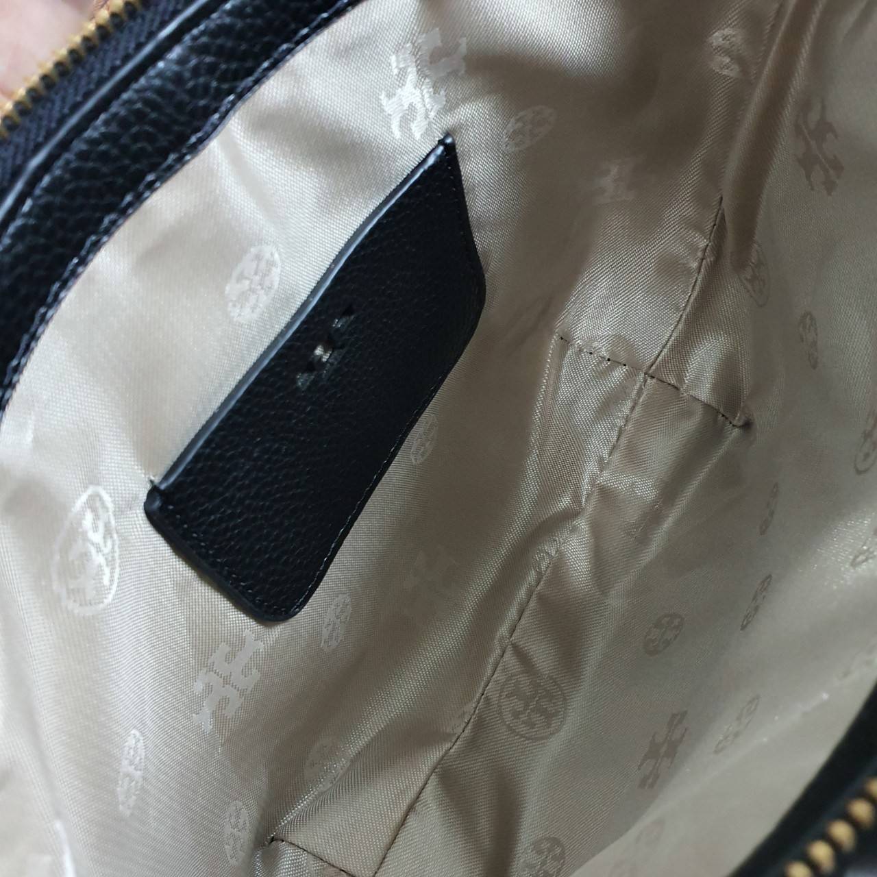 Tory Burch Mcgraw Mini Top Zip Satchel กระเป๋าสะพายทรงสวย ใบขนาดเล็กกำลังดี หนังสวยมาก ปักโลโก้แบรนด์ด้านหน้า เปิดปิดด้วยซิปยาวอะไหล่ทอง บุผ้าไนลอนปั้มลายแบรนด์ด้านใน พร้อมช่องใส่ของ1ช่อง สามารถใส่กระเป๋าสตางค์ใบยาว มือถือ iphone เงิน ของจุกจิกได้ มาพร้อม