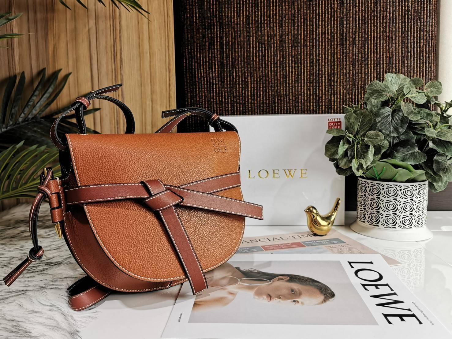 พรีเมี่ยมกิ๊ฟแท้ 100% 】 LOEWE CROSSBODY BAG VIP GIFT WITH PURCHASE (GWP) กระเป๋าถือหรือสะพาย Limited จาก LOEWE DUTYFREE COUNTER วัสดุ Canvas & Leather Calfskin หนังแท้รูปทรงอานม้าสวยอยู่ทรง เปิดปิดด้วยฝาปิดแต่งด้วยสายรัดหนัง