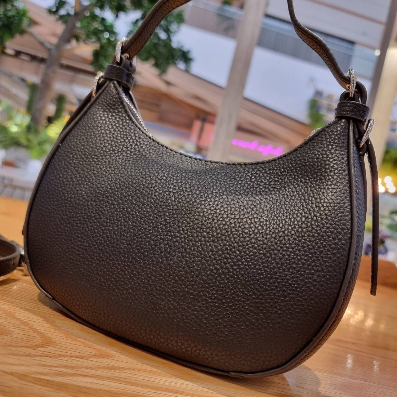 COACH C6807 KLEO HOBO IN SIGNATURE CHAMBRAY ใหม่ล่าสุด คอลเลคชั่นสุดคิ้วท์ ที่สาวๆต้องหลงรัก กระเป๋าสะพายทรงโฮโบ ที่ดีไซน์มาให้ปรับใช้งานได้หลากหลาย วัสดุหนัง pepble สวยหรู รูดเปิด-ปิดด้วยซิป ภายในเป็นช่องโล่ง สายคล้องสามารถถอดออกใส่สายยาวสะพายข้างได้ หรื