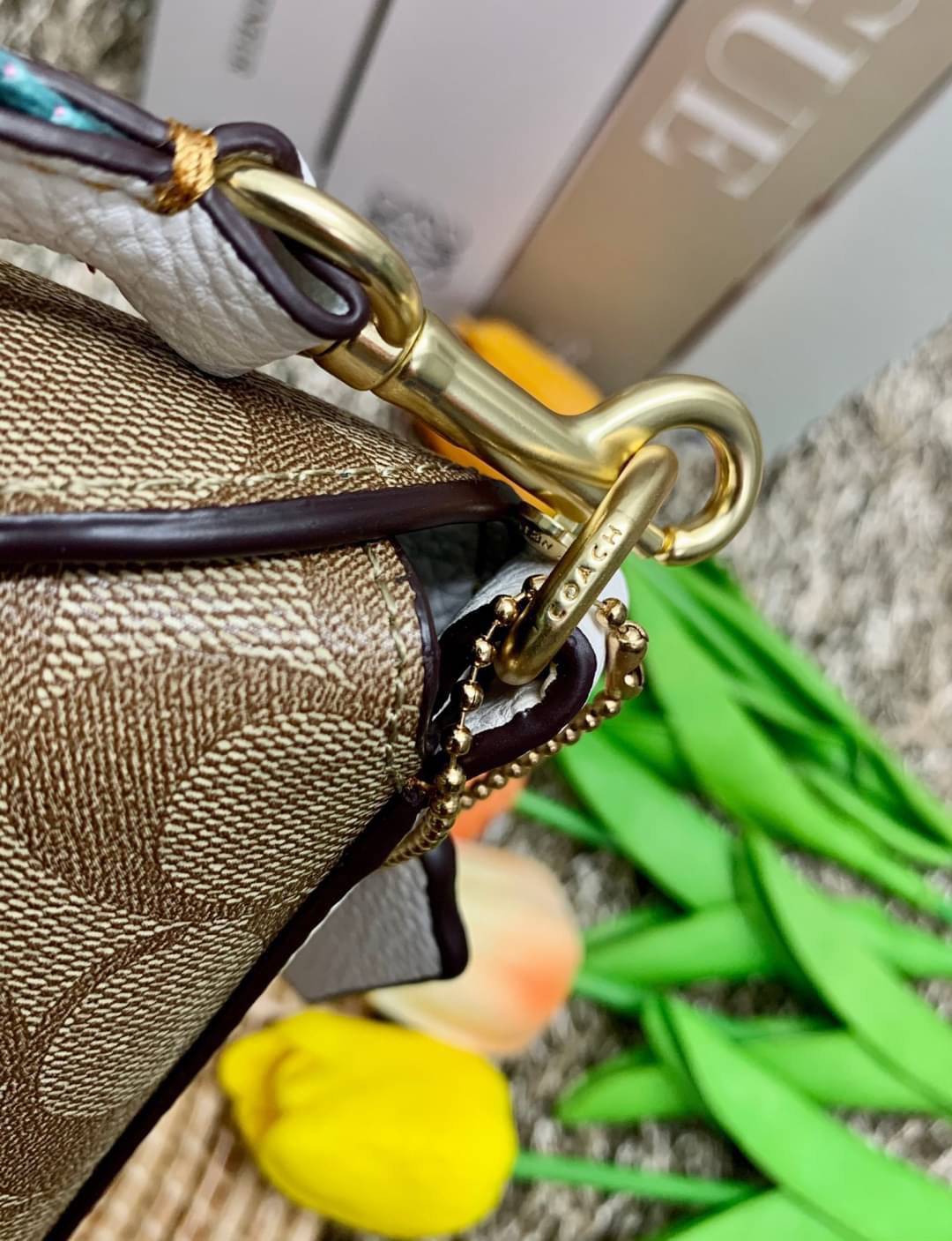 COACH C4113 - COACH X PEANUTS ADDIE CROSSBODY IN SIGNATURE CANVAS WITH VARSITY PATCHES พร้อมส่งทันที่! ลิมิเตทจาก Coach x Peanuts ที่รังสรรค์ลวดลายการ์ตูนลงบนกระเป๋าได้ซุกซนน่ารักดีมากๆค่ะ