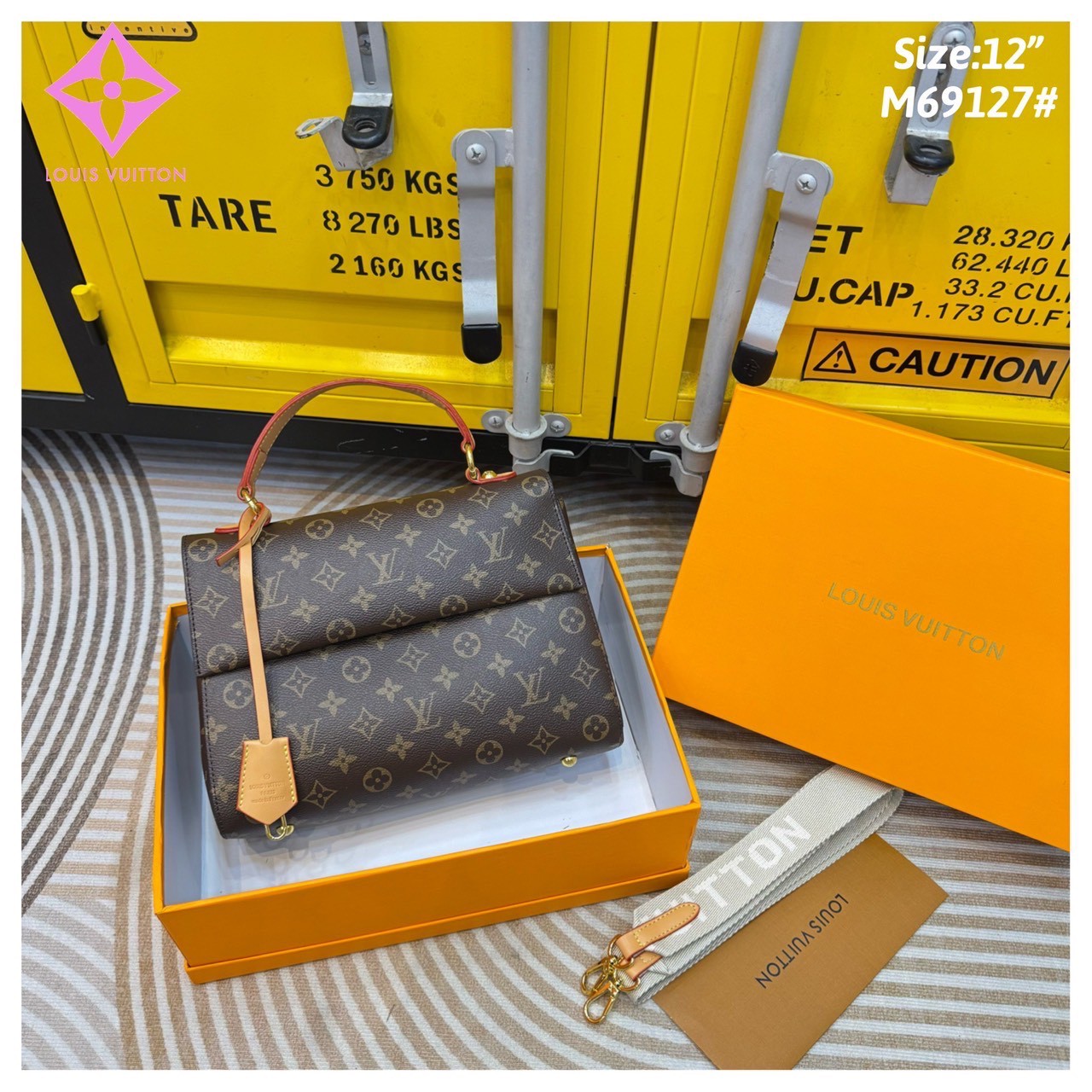 LV Cluny Bag Monogram Canvas กระเป๋าสะพายลายโมโนแกรม มาพร้อมดีไซน์ใหม่พิมพ์ลายสดใสมีชีวิตชีวา แรร์ไอเท็มที่สาวๆต้องมี! เป็นอีกรุ่นที่ขายดีมากเพราะใช้งานง่าย