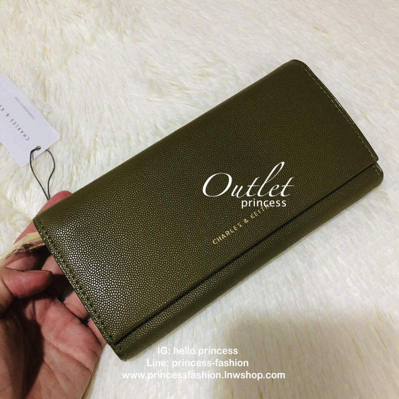 CHARLES & KEITH LONG WALLET กระเป๋าสตางค์ใบยาวแบบ 2 พับ หนังคาเวียร์ อะไหล่สีทอง และพู่สวยหรูมากค่ะด้านหน้าปั้มโลโก้แบรนด์ เปิดปิดด้วยฝาปิด ภายในมี1ช่องซิปแชะช่องเก็บบัตรหลายช่องใช้งานใส่ช่องใส่ธนบัตร แยกเป็นสัดส่วน ใบนี้สุดคุ้มเลยค่า