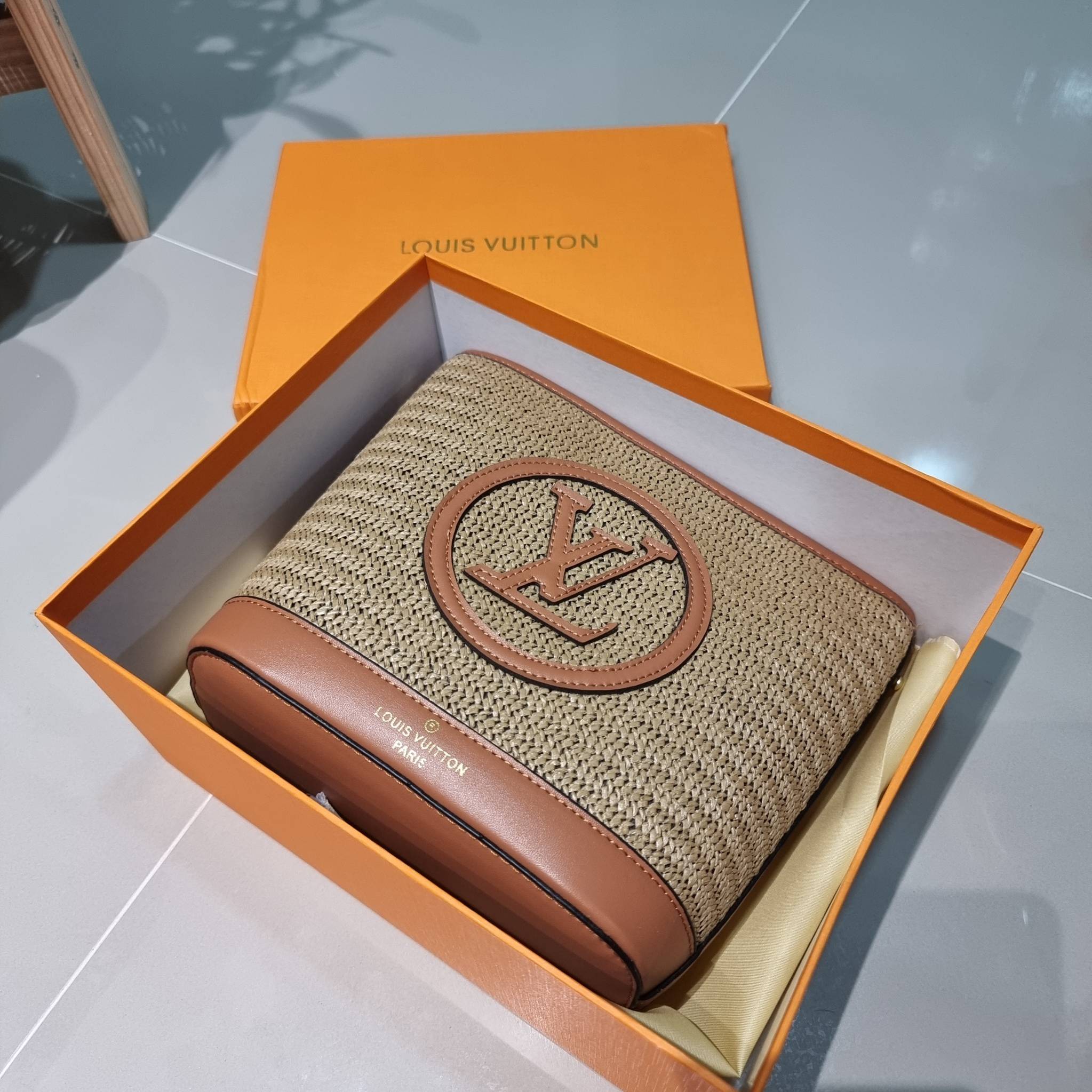 LV PETIT BUCKET BAG ไอเท็มเอ็กซ์คลูซีพจัดมาให้สาวๆโดยเฉพาะ!! กับกระเป๋าสะพายรุ่นลิมิเต็ดหายาก รูปทรงสวยงามสานเต็มใบ และยังโดดเด่นด้วยโลโก้ สีโทนอุ่น