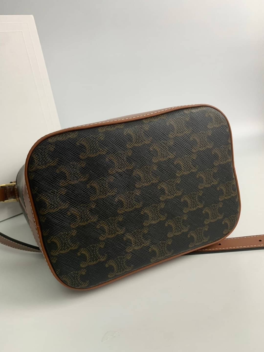 CELINE SMALL BUCKET IN TRIOMPHE CANVAS AND CALFSKIN เกรดท็อปออริ 1:1 เกรดดีสุด สลับแท้ หนังแท้และแคนวาสแท้ ใช้งานต่างประเทศได้ ภาพถ่ายจากงานจริง