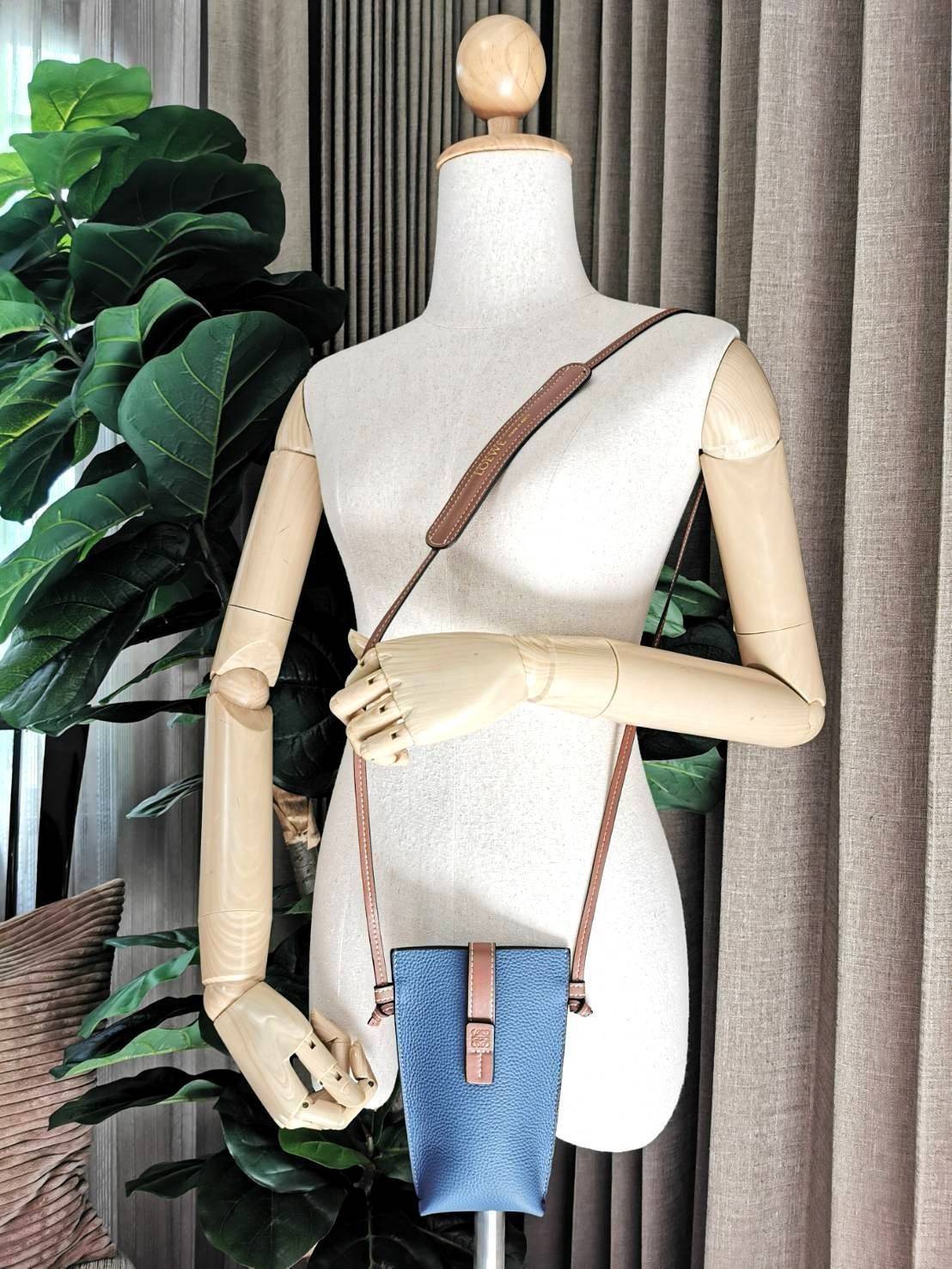 LOEWE MINI CROSSBODY BAG GIFT WITH PURCHASE (GWP) กระเป๋าสะพาย Limited จาก LOEWE วัสดุ Calfskin หนังแท้หนังสวยอยู่ทรงขนาดมินิดีไซน์มินิมอล ภายในโล่งใส่มือถือ บัตร ของจุกจิกได้ ด้านหลังมีช่องใส่ของ พร้อมสายหนังแท้คล้องคอได้ สะพายไหล่ Crossbody ได้ สายเลื่อ