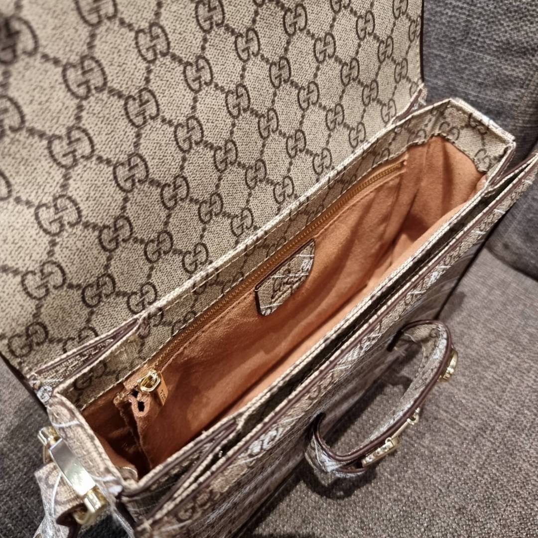 GUCCI x Balenciaga Horsebit 1995 รุ่นเด็ดสุด!! ฮ็อตสุด!! ที่ไม่ว่าใครก็ต้องรอคอย กับโปรเจคสุดเลิศ Balenciaga × Gucci strap shoulder bag กระเป๋าสะพายไหล่/สะพายข้าง ดีไซน์ใหม่ที่คอลแลบระหว่าง 2 แบรนด์สุดโต่งในเรื่องแฟชั่น รับรองความสวยไม่โป๊ะ วัสดุหนังแคนวา