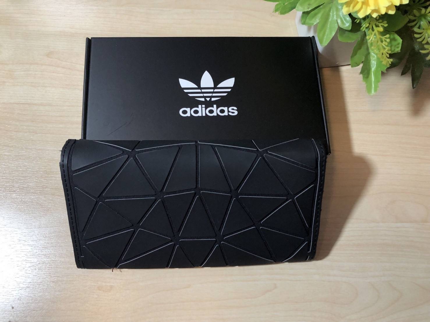 ADIDAS 3D WALLET Y2018 กระเป๋าสตางค์คอลเลคชั่นใหม่ดีไซน์สุดฮิต สไตล์ ISSEY MIYAKE ด้านหน้ามีโลโก้แบรนด์ เปิดปิดด้วยฝาปิด ภายในมีช่องใส่รูป ช่องใส่ธนบัตร, บัตร และช่องซิปใส่เหรียญ Don't miss!