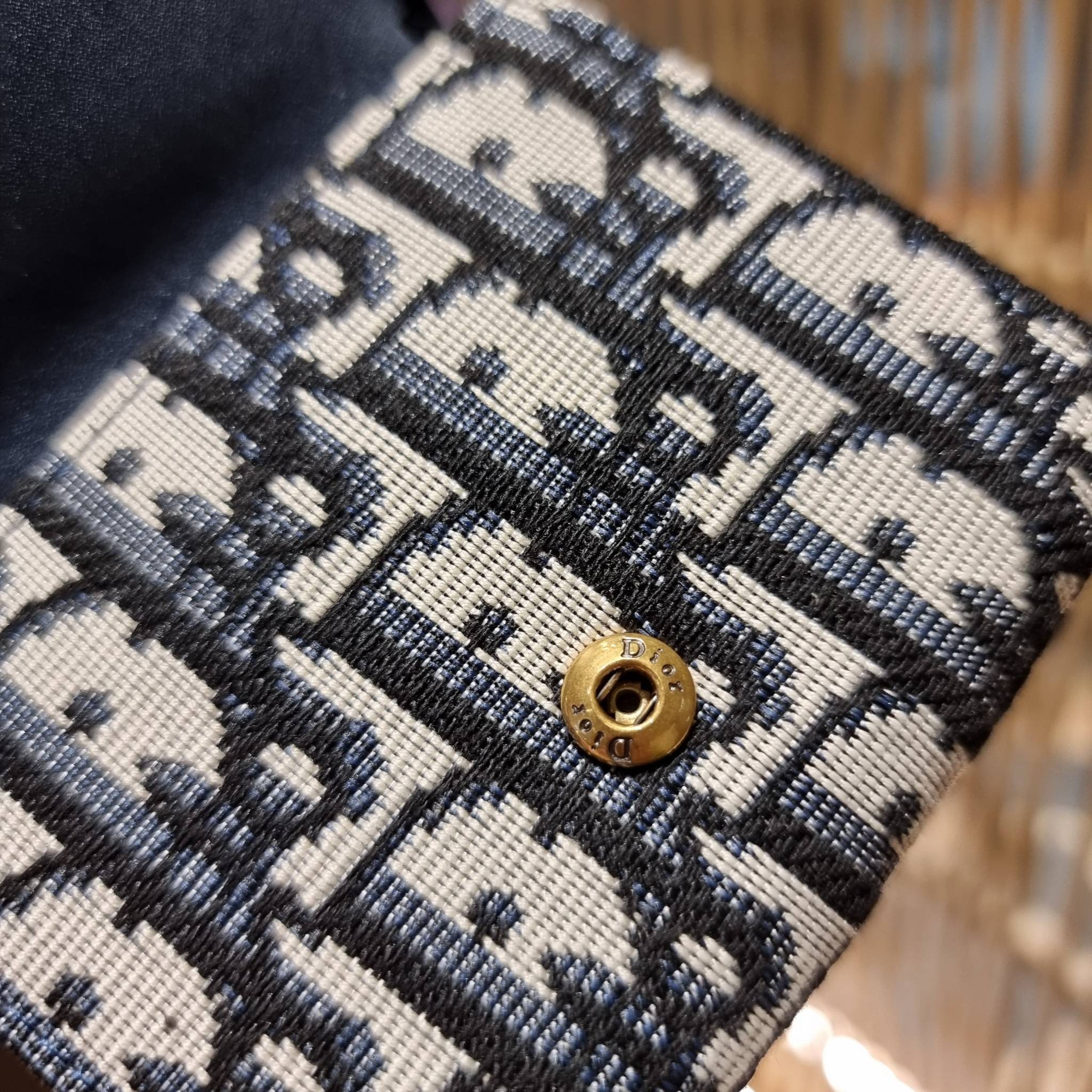 VIP 】CD MULTI WALLET WITH GWP กระเป๋าสตางค์ขนาดเหมาะมือ กะทัดรัดไม่กินพื้นที่ พรีเมี่ยมกิ๊ฟจากเคาน์เตอร์ ดีไซน์แบบพับ ใช้งานง่าย น่ารักน่าใช้จริงๆ วัสดุผ้าแคนวาสปักลาย สลับหนังแท้ภายใน ภายในมีช่องใส่บัตร ใส่ธนบัตรได้ สะดวกใช้มากๆ มาพร้อม box set ในราคาที่