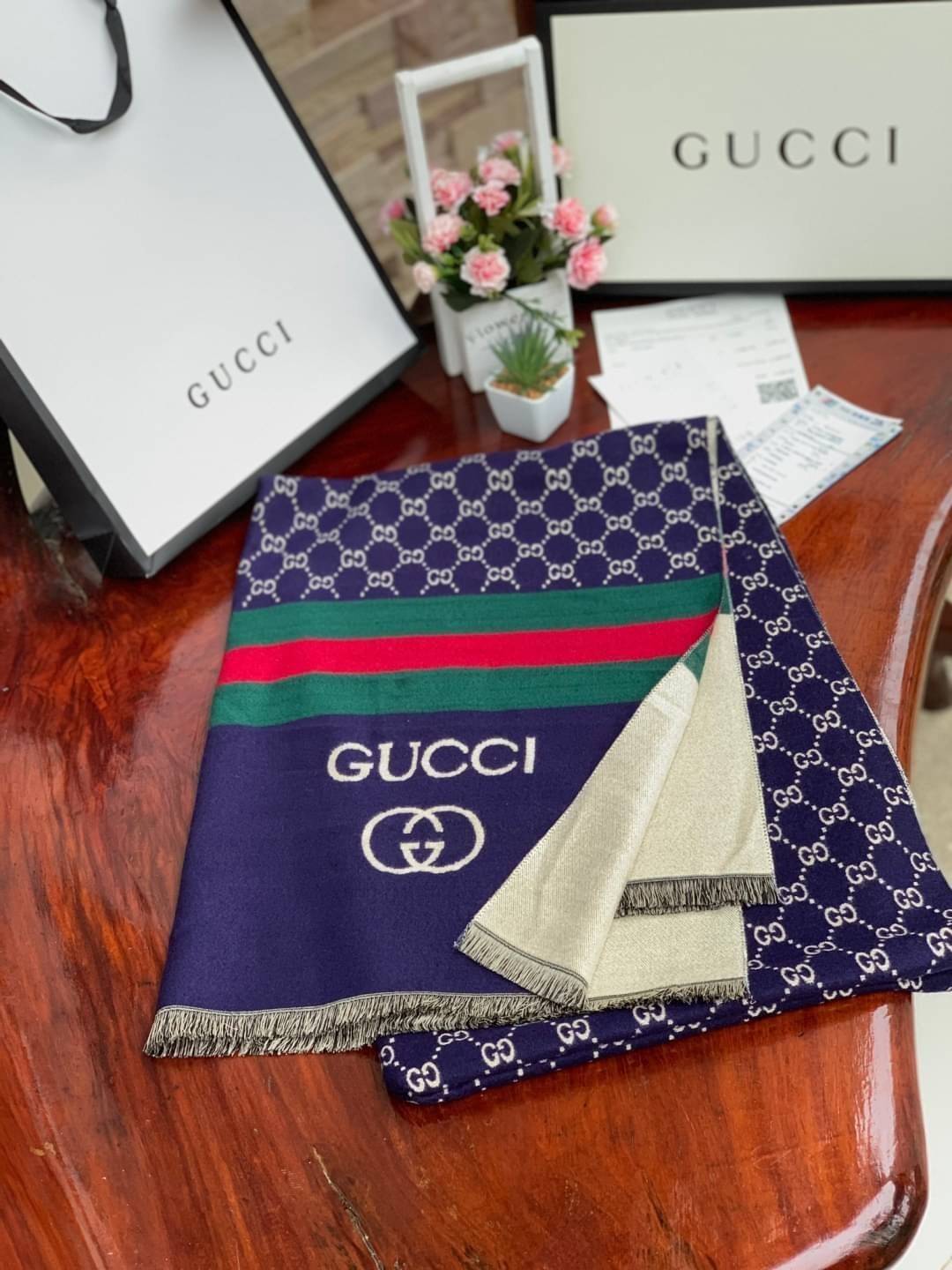 Gucci Pattern Logo Cashmere Shawl Scarf แบรนด์ดังจากประเทศอิตาลี ด้วยงานพรีเมี่ยมกิ้ฟ ส่งมอบความรู้สึกดีๆให้กับคนที่คุณรัก ในรูปแบบผ้าพันคอและผ้าคลุมไหล่ผืนใหญ่สีสันไม่ฉูดฉาด เหมาะกับชุดที่เป็นทางการหรือลำลองก็ได้ เป็นผ้าที่ให้ความอบอุ่น ถักทอด้วยผ้าcashm
