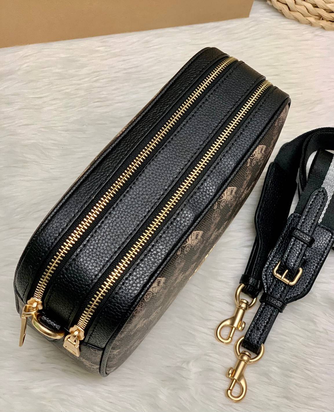 COACH JES CROSSBODY WITH HORSE AND CARRIAGE PRINT ((91109)) กระเป๋าสะพายครอสบอดี้ร์ หนังแท้นิ่ม ลายปริ้นรถม้าทั้งใบสวยงามมากๆค่ะ กระเป๋าแบ่งเป็น2ช่องซิปหลัก ช่องกว้างสามารถใส่กระเป๋าเงินใบยาวได้;ของจำเป็นได้ครบเลยค่ะ;มีช่องให้ใส่ของจุกจิก;พร้อมช่องโล่งด้า