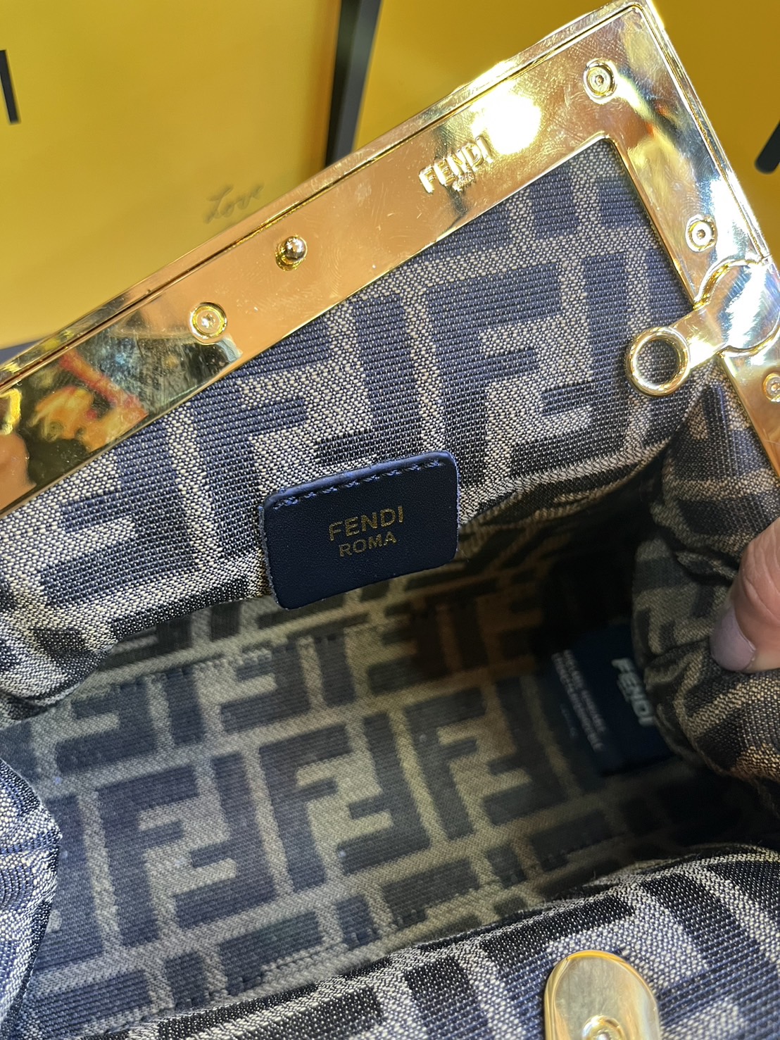 พร้อมส่ง 6 สี FENDI First Midi bag กระเป๋าทรงคลัชมาพร้อมสายสะพาย รูปลักษณ์สวยงามทันสมัย 🧡 เกรดออริจินอล 1:1 สลับแท้ ใช้งานต่างประเทศได้