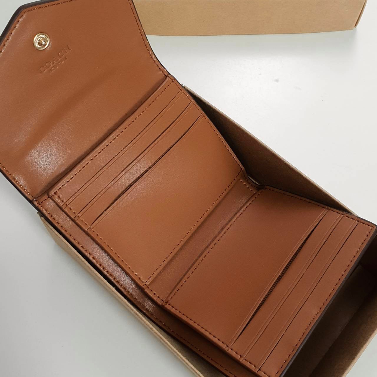 COACH SMALL WALLET IN SIGNATURE CANVAS กระเป๋าสตางค์ใบสั้น แบบพับสองตอน หน้าจดหมาย เปิดปิดด้วยกระดุมปั้มแบรนด์ ด้านในมีช่องใส่บัตรหลายช่อง และช่องใส่ธนบัตร ด้านหลังมีช่องซิปเหรียญอีกหนึ่งช่อง น้ำหนักเบา พกพาสะดวก มีให้เลือกหลายสี ห้ามพลาดค่ะ!