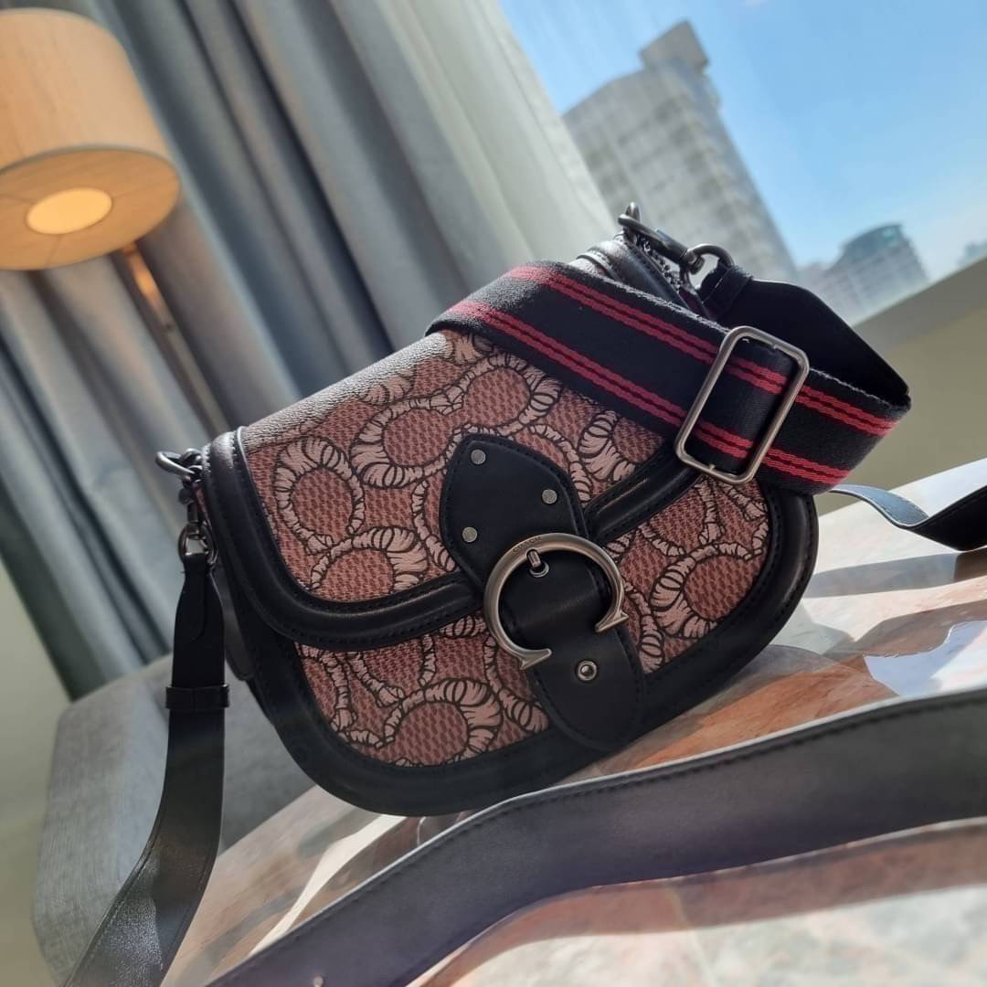 COACH C6972 COACH x MICHAEL B. JORDAN WITH BEAT SADDLE BAG คอลเลคชั่นใหม่ ดีไซน์สุดชิค มาให้สวยในไทยก่อนใคร กับกระเป๋าทรง saddle ที่พิเศษมากๆมาพร้อมสายสะพาย 2 เส้น ใช้คู่กันหรือแยกสะพายก็สวยครบสูตร กระเป๋าสะพายทรง saddle คลาสสิค วัสดุหนังแคนวาสสลับหนังแท้