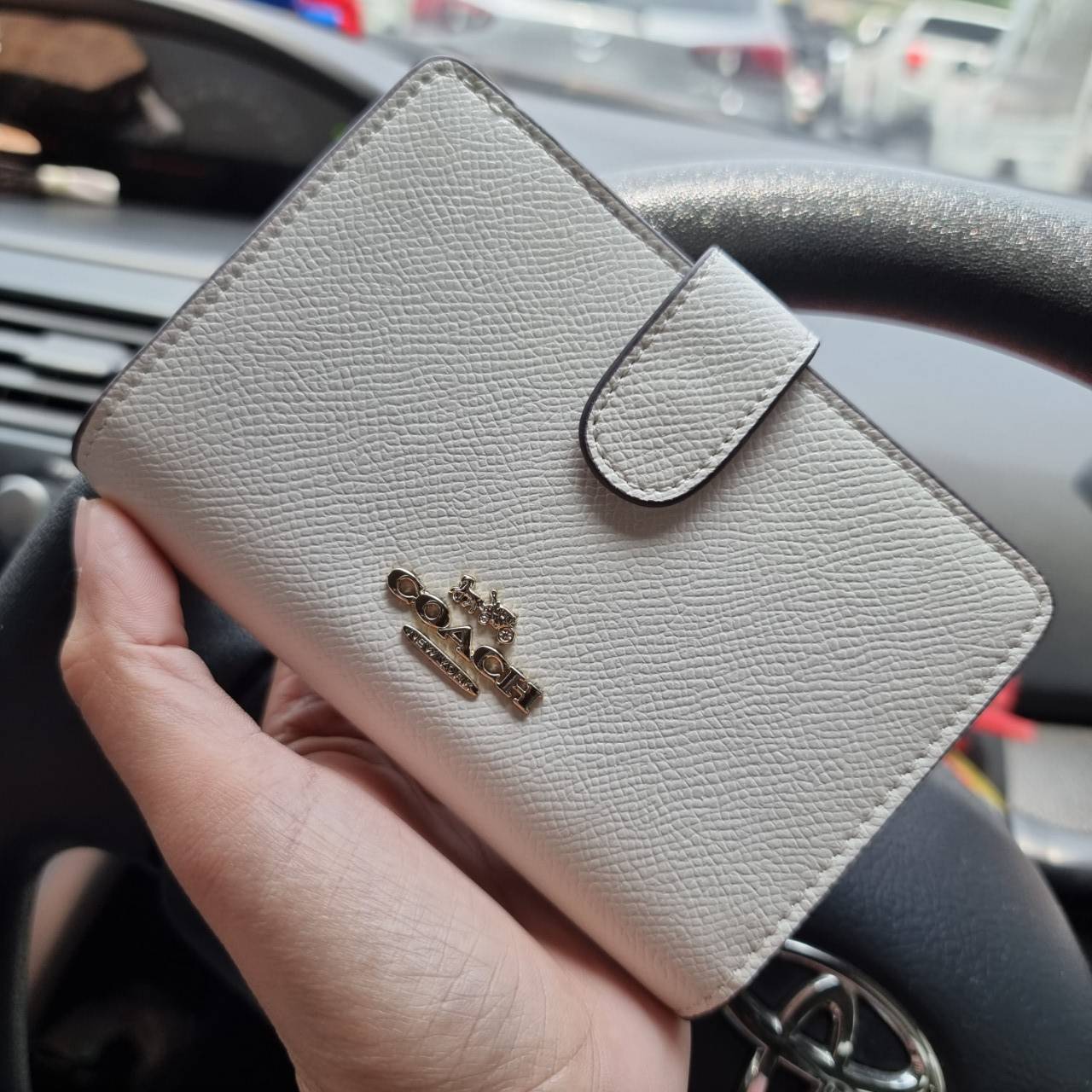 ของแท้ 💯% COACH F11484 MEDIUM CORNER ZIP WALLET มาแล้วจ้า!! รุ่นที่สาวๆตามหา 💃 กระเป๋าสตางค์ใบกลาง สีคลาสสิค เรียบแต่แฝงความหรู ด้วยวัสดุหนัง crossgrain ที่ดูแลรักษาง่าย