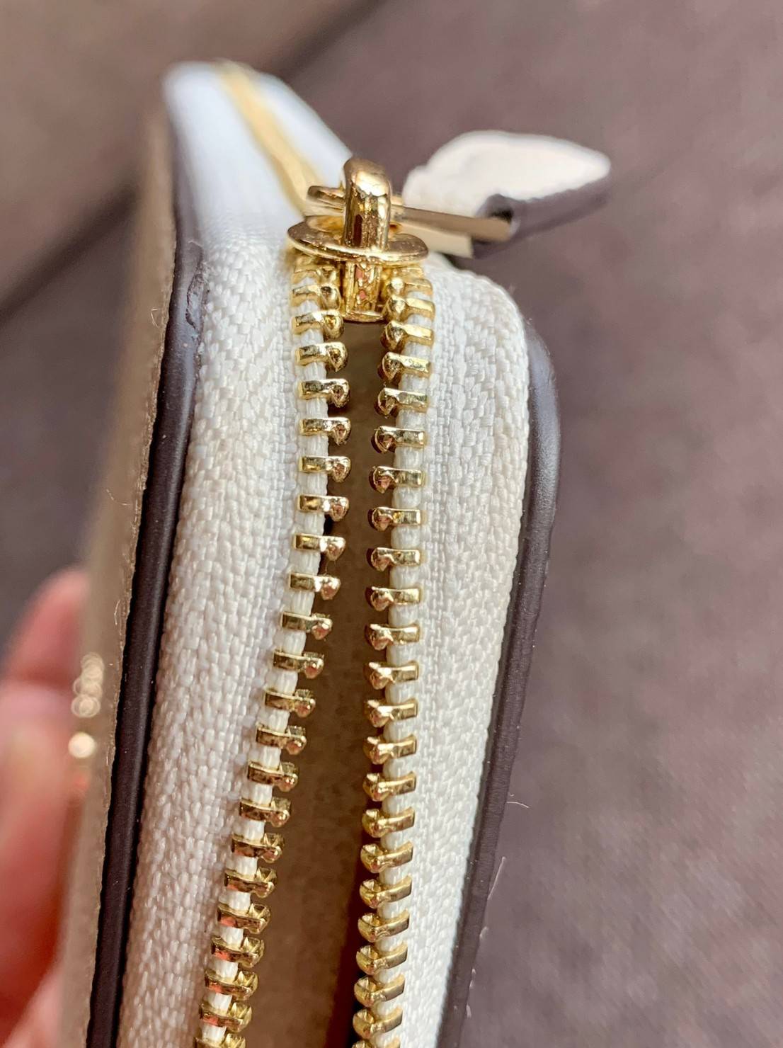 COACH X PEANUTS MEDIUM ID ZIP WALLET WITH WOODSTOCK((C4604)) 📣พร้อมส่งค่ะ! กระเป๋าเงินใบกลาง ขนาดพอดีๆ 🔺ด้านหน้าปั้มตัวการ์ตูน พร้อมตัวอักษรภาษาอังกฤษ นูนเด่นชัด ซุกซน น่ารักมากๆค่ะ ✔️เปิดปิดกระเป๋าแบบซิป ภายในมีช่องเสียบบัตรได้ถึง1