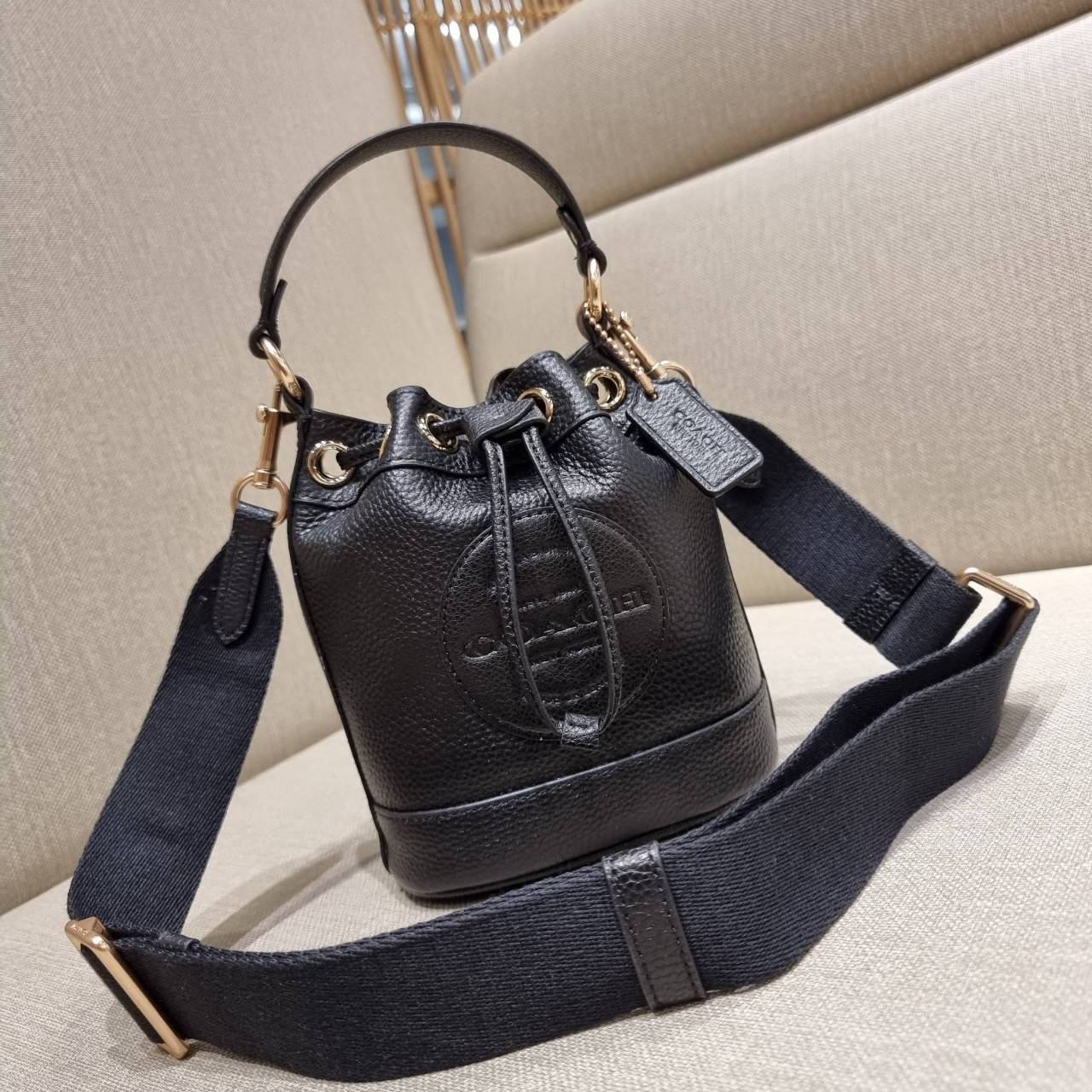 COACH C5121 DEMPSEY DRAWSTRING BUCKET BAG 15 WITH COACH PATCH น้องคนสวยมาใหม่จ้า ละมุนคุณหนูต้องมาอีกแล้วแหละ กระเป๋าทรงถังไซส์มินิ ใช้งานง่ายด้วยการรูดหนังปิดรอบปากกระเป๋า ทุกอย่างลงตัวที่สุด!! มาพร้อมตัวห้อยรูปหัวใจสีทองกุ๊กกิ๊ก น่ารักมากๆ มีหูหิ้วในตัว