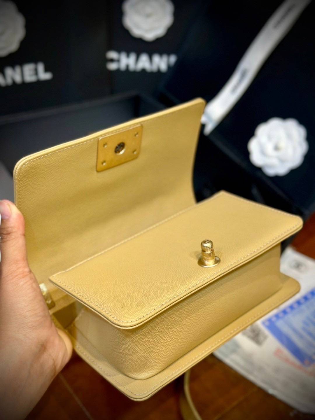 CHANEL BOY BAG 20cm กระเป๋าสุดคลาสสิคตลอดกาล งานหนังแท้ ขนาดเล็กน่ารัก ไม่ว่าเวลาจะผ่านไปเเค่ไหนก็ไม่เคย Out สำหรับรุ่นนี้ เรียบ หรู คลาสสิค ผู้ดี ไฮโซที่แท้ทรูอะไหล่เงินรมขวัญสวยมากค่ะ 🧡เกรดท็อปออริ เทียบแท้ 1:1 ใช้งานต่างประเทศได้