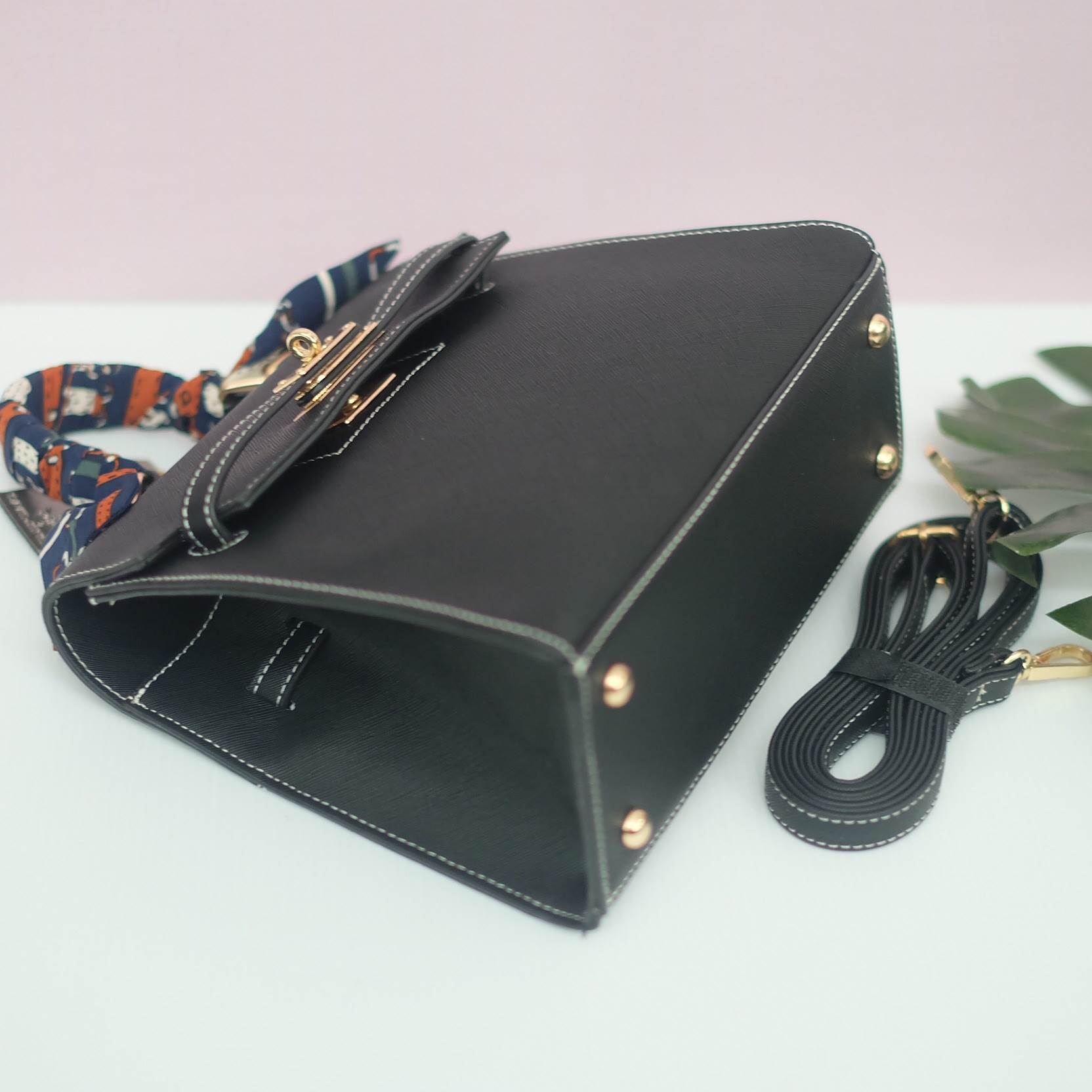 ทรงขายดี มาใหม่สวยหรูมากคะ กระเป๋าถือ / สะพายจาก แบรนด์ David Jones ขนาด กำลังดี มีช่องใส่ของจุกจิกด้านใน สีสวยคะ เข้ากับชุดได้ง่ายมากๆ ใบนี้แนะนำเลย สวยมาก ห้ามพลาดเลยคะ