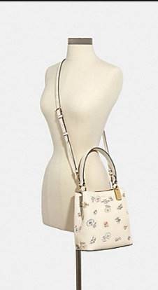 รุ่นฮิต รุ่นขายดี รุ่นที่สาวๆต้องมีค่ะ!! COACH SMALL TOWN BUCKET WITH DANDELION PRINT ((2310)) พร้อมส่งที่ไทยอีกครั้ง ห้ามพลาดค๊าาา😘 กระเป๋าทรงถัง หนังแท้ลายหนังสวยนิ่มอย่างดีค่ะ!