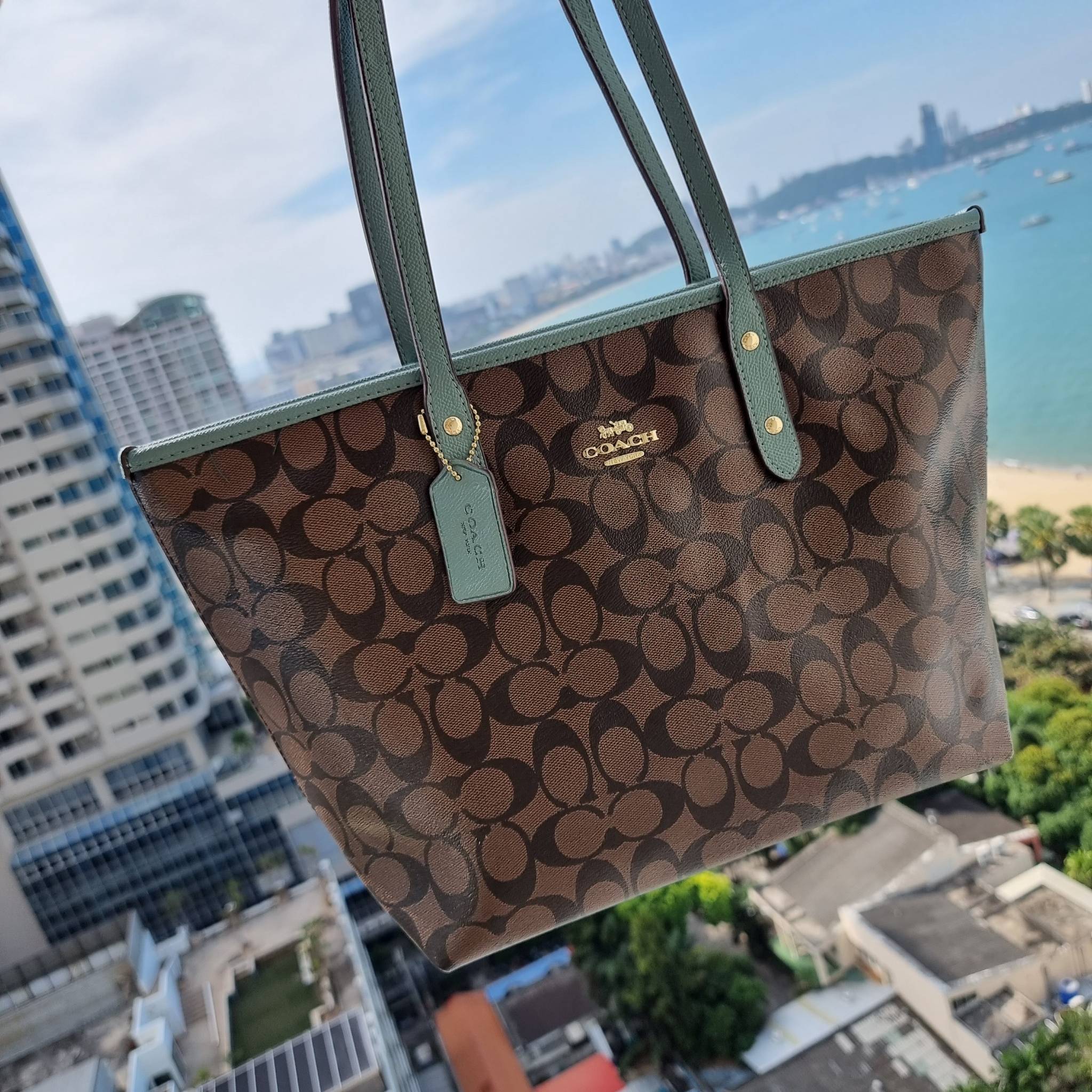 OUTLET 】COACH F58292 CITY ZIP TOTE IN SIGNATURE 16" รุ่นขายดี!! ไซส์ใหญ่ สีสวยมาให้แบบจัดเต็ม!! กระเป๋าถือทรงโท้ทใบใหญ่ สวยน่าใช้ทุกสี สะพายคล้องไหล่ได้เก๋ๆ จุของแน่นๆไปเลยจ้า!! วัสดุหนังแคนวาสคุณภาพ ปากกระเป๋าเปิด-ปิดด้วยซิป กันของหล่นได้ ถือไปไหนก็