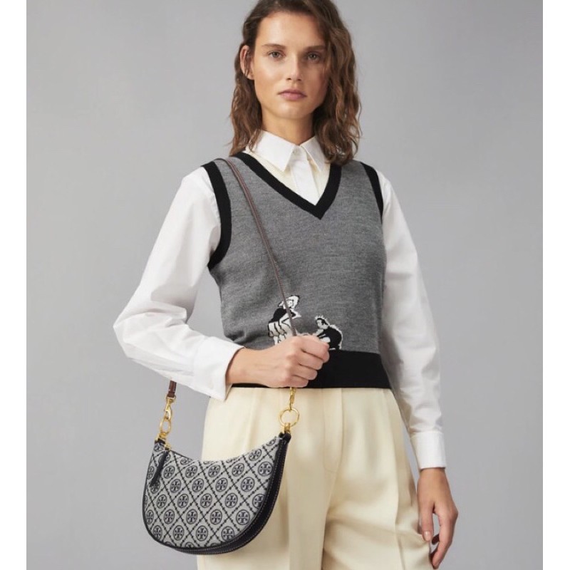 ของแท้ 💯% Tory Burch T monogram jacquard Mini Hobo Bag กระเป๋าลวดลาย T Monogram ใบนี้มาในรูปแบบกระเป๋าทรง Hobo Bag มีความแตกต่างจากกระเป๋าทรงอื่นๆ