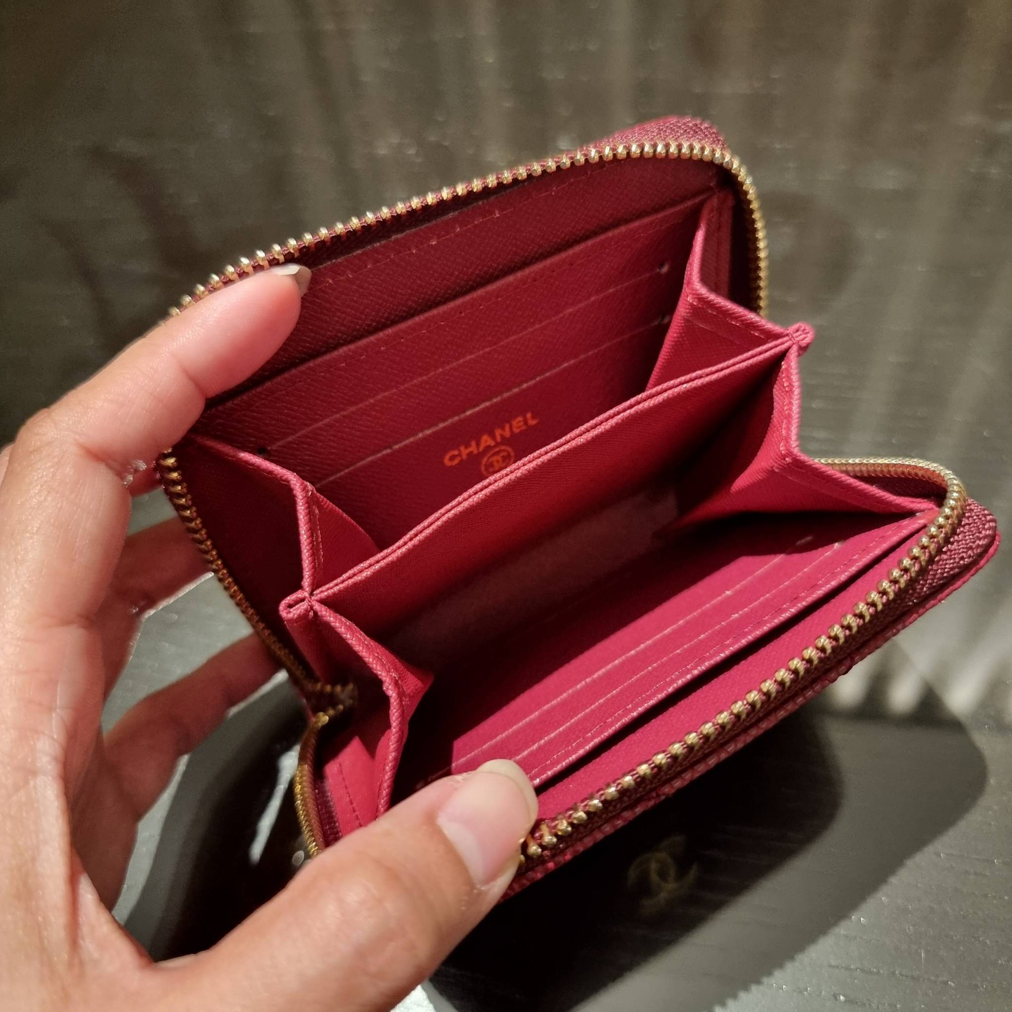 กระเป๋าสตางค์ใบสั้นรุ่นซิปรอบ จาก Chanel เรียบหรู ดูไฮน์ วัสดุหนังสังเคราะห์ลายคาร์เวีย ด้านในเป็นหนังซาฟเฟียโน่ เปิด-ปิดด้วยซิป รูดใช้งานง่าย ภายในกระเป๋ามีช่องใส่บัตร ใส่ธนบัตรได้ (แบบพับ) ดีไซน์เรียบหรูตามสไตล์ ใช้แล้วเฮง ใช้แล้วรวย จัดเลยจ้าา 🥰