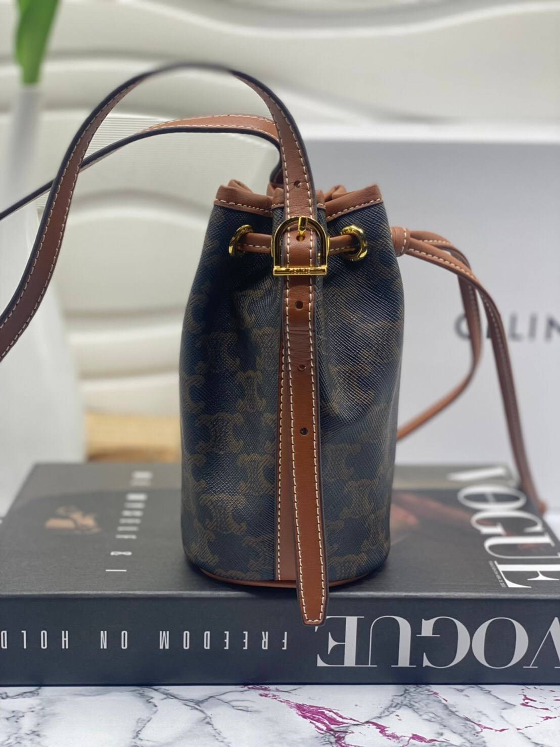 VIP 】หนังแท้ CELINE MINI DRAWSTRING BAG IN TRIOMPHE CANVAS AND CALFSKIN กระเป๋าทรงบัคเก็ตขนาดมินิน่ารัก ในรุ่นนี้ได้รับคำชื่นชมจากแฟชั่นกูรูทั้งหลาย เนื่องจากมีรูปทรงที่สุดแสนจะเรียบง่าย มีช่องใส่ของที่กว้าง ตัวกระเป๋าเป็นแบบหูรูด ช่วยให้เปิด-ปิดง่าย สะดว