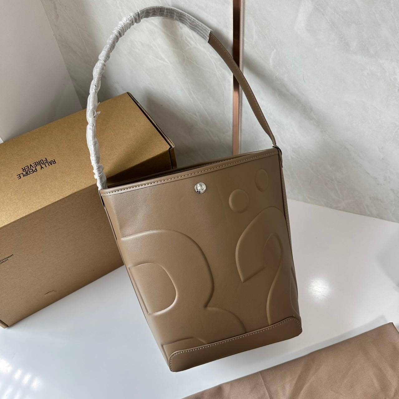 Rally The Bag Whisper กระเป๋าทรงบัคเก็ตงานหนังรุ่นใหม่ ฮอทติดลมบน มาแรงสะพายกันทั่วบ้านทั่วเมือง สายแบกสายขนห้ามพลาดจุของได้เยอะ รุ่นหนังผิวสัมผัสนิ่มมือ ทนทาน