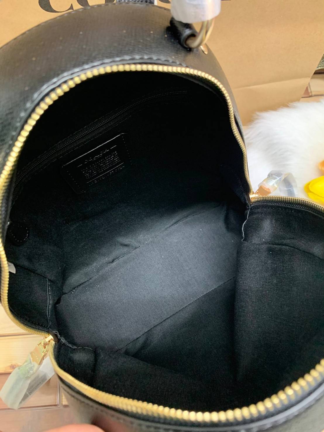 COACH JORDYN BACKPACK IN BLOCKED SIGNATURE ((76622//76624//76715)) พร้อมส่ง กระเป๋าสะพายหลังแบบมีหูหิ้ว หนังแท้ หนังนิ่มอย่างดีเลยค่า ด้านหน้ามีช่องซิปหนึ่งช่องสำหรับใส่ของจุกจิกนะคะ เปิดปิดช่องหลักแบบซิปคู่ หัวซิปมีหนังห้อยมาให้ ภายในกระเป๋าโล่งใส่สัมภาร