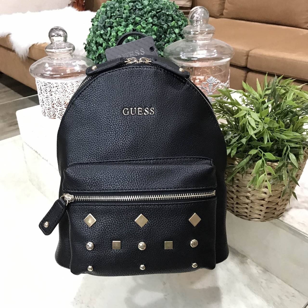 GUESS CANSON BACKPACK ของแท้❗️กระเป๋าเป้หนังเนื้อนิ่มสัมผัสคล้ายหนังแท้ ด้านหน้าแต่งหมุดกิ๊ปเก๋ เปิดปิดด้วยซิปสะดวกใช้ ด้านในบุผ้าแบรนด์ มีช่องใส่ซิปและช่องใส่ของจุกจิก ขนาดกำลังดีค่ะ น้ำหนักเบา สีสวย สายสะพายปรับได้ฟรีเลยค่าใบนี้ แนะนำมากๆค่า