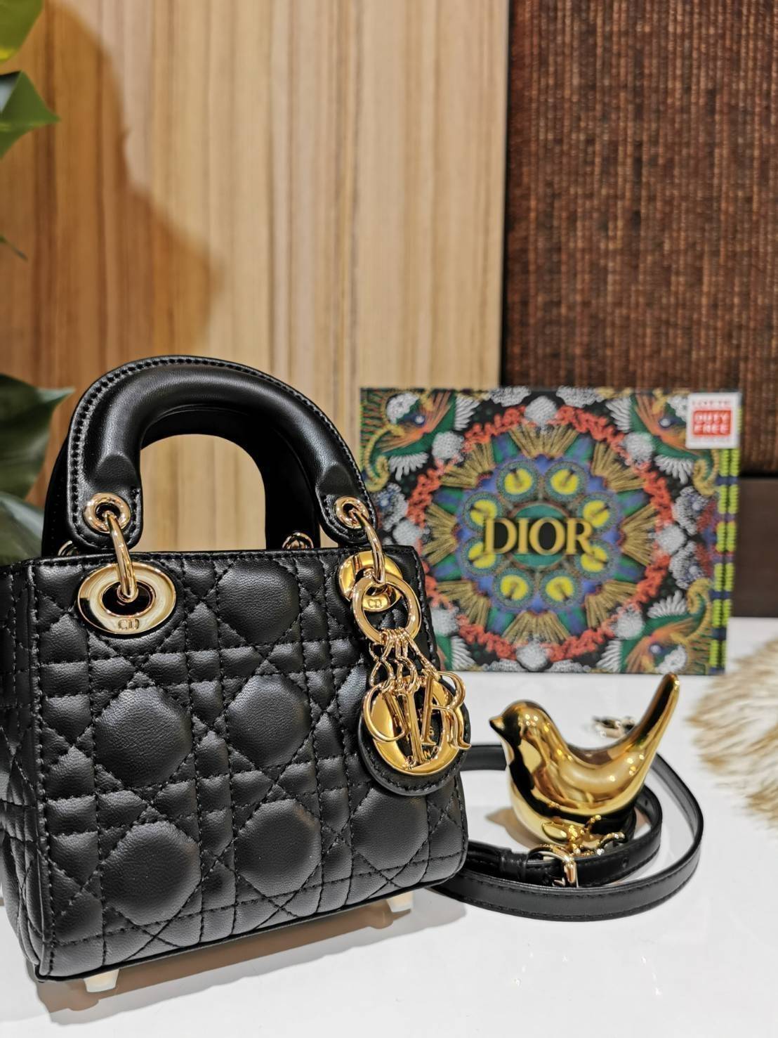 CHRISTIAN DIOR MINI BAG VIP GIFT WITH PURCHASE (GWP) พรีเมี่ยมกิ้ฟ Limited Edition จาก DIOR DUTYFREE COUNTER วัสดุหนังแท้ Calfskin ทรงเหลี่ยมหนังสวยหรูอยู่ทรงขึ้นลายเอกลักษณ์แบรนด์ ประดับTAGห้อยโลโก้แบรนด์อะไหล่ทองด้านหน้า เปิดปิดด้วยฝาปิด ภายในโล่งมีโลโก