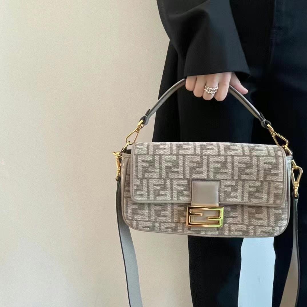 FENDI Baguette Dove grey FF tapestry fabric bag / FENDI Bag พร้อมส่ง กระเป๋าสะพายทรงแบคเกตต์ ดีไซน์ลวดลายมี texture หรูหราโดดเด่นน่าใช้ **สินค้าเกรดออริจินอล 1:1 สลับแท้