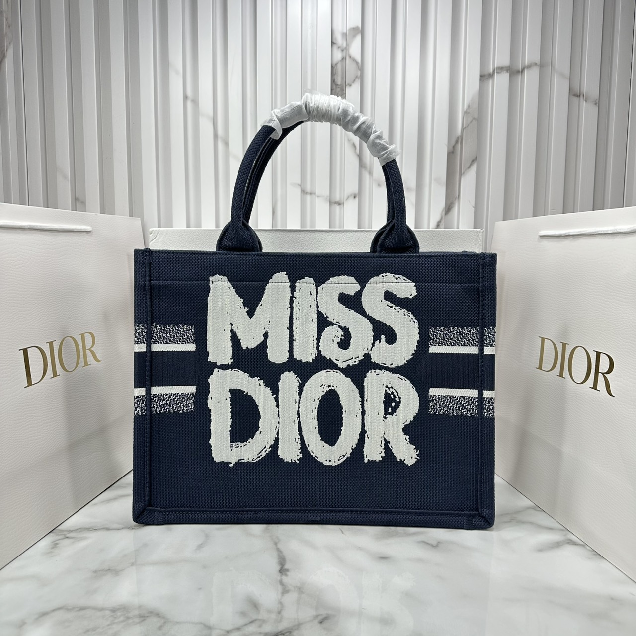 ORI หนังแท้ | Dior BookTote Blue Miss Dior Embroidery Tote Bag กระเป๋าทรงโท้ทคอลใหม่ โทนดำคลาสสิก สวยงามและหรูหรา