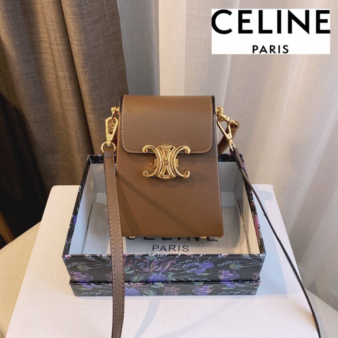พรีเมี่ยมกิ๊ฟแท้ 100% 】พร้อมส่งที่ไทย!! CELINE BOX CROSSBODY BAG (GWP) พรีเมี่ยมกิ๊ฟ Limited จาก CELINE HAUTE PARFUME DUTYFREE COUNTER วัสดุหนังแท้เรียบเงา หนังสวยอยู่ทรง ประดับด้วยหมุด อะไหล่ทองทั้งใบ ปิดปิดด้วยตัวบีบสัญลักษณ์แบรนด์