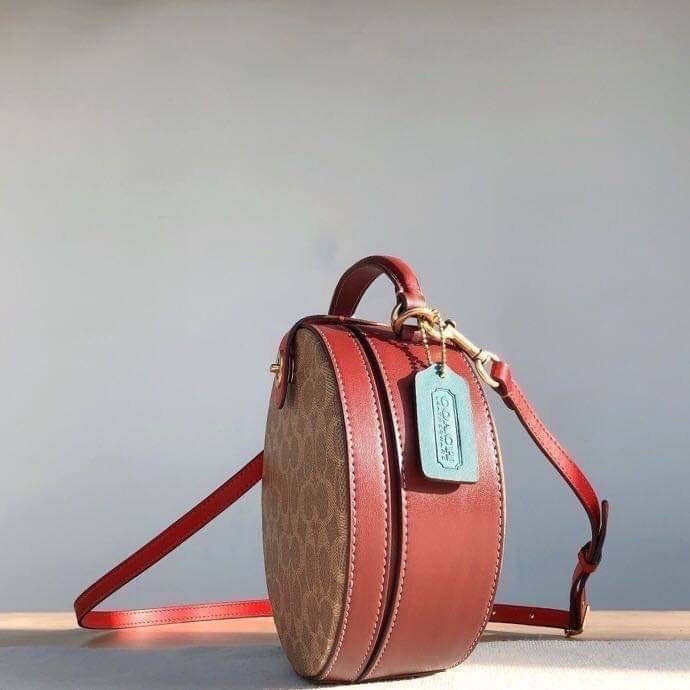 COACH LUNAR NEW YEAR CIRCLE BAG IN SIGNATURE CANVAS กระเป๋าทรงกลม ถือและสะพายข้างได้ วัสดุหนังแท้ ลาย C สวยหรู!! ตามแบบฉบับแบรนด์ ดูแพงมาก ราคาสุดคุ้มแบบนี้ ต้องมีไว้ใช้สักใบน้า!!