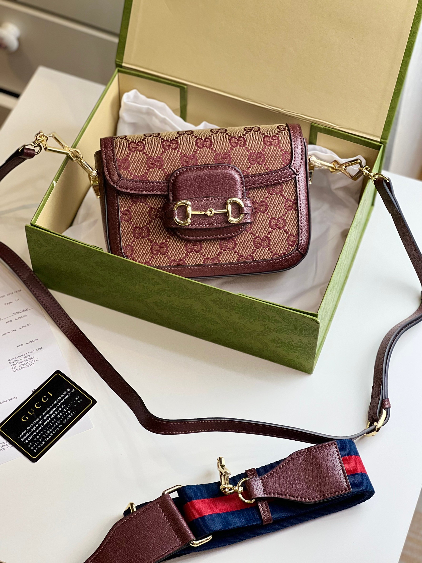 หนังแท้ GUCCI Horsebit 1955 mini bag GG Supreme canvas สีใหม่สวยมากกกก มีมาน้อยน้า สาวๆ ชอบรีบจัดเลยค่าา ที่สุดของรุ่นที่ฮอตหนักมาก คอลเลคชั่นที่ยอดขายดีตั้งแต่วันแรกที่ลง shop ด้วยรูปทรงที่กะทัดรัด ตอบโจทย์ได้ทุกลุค ทุกไลฟ์สไตล์ ใช้งานได้ง่ายคล่องตัว เรี