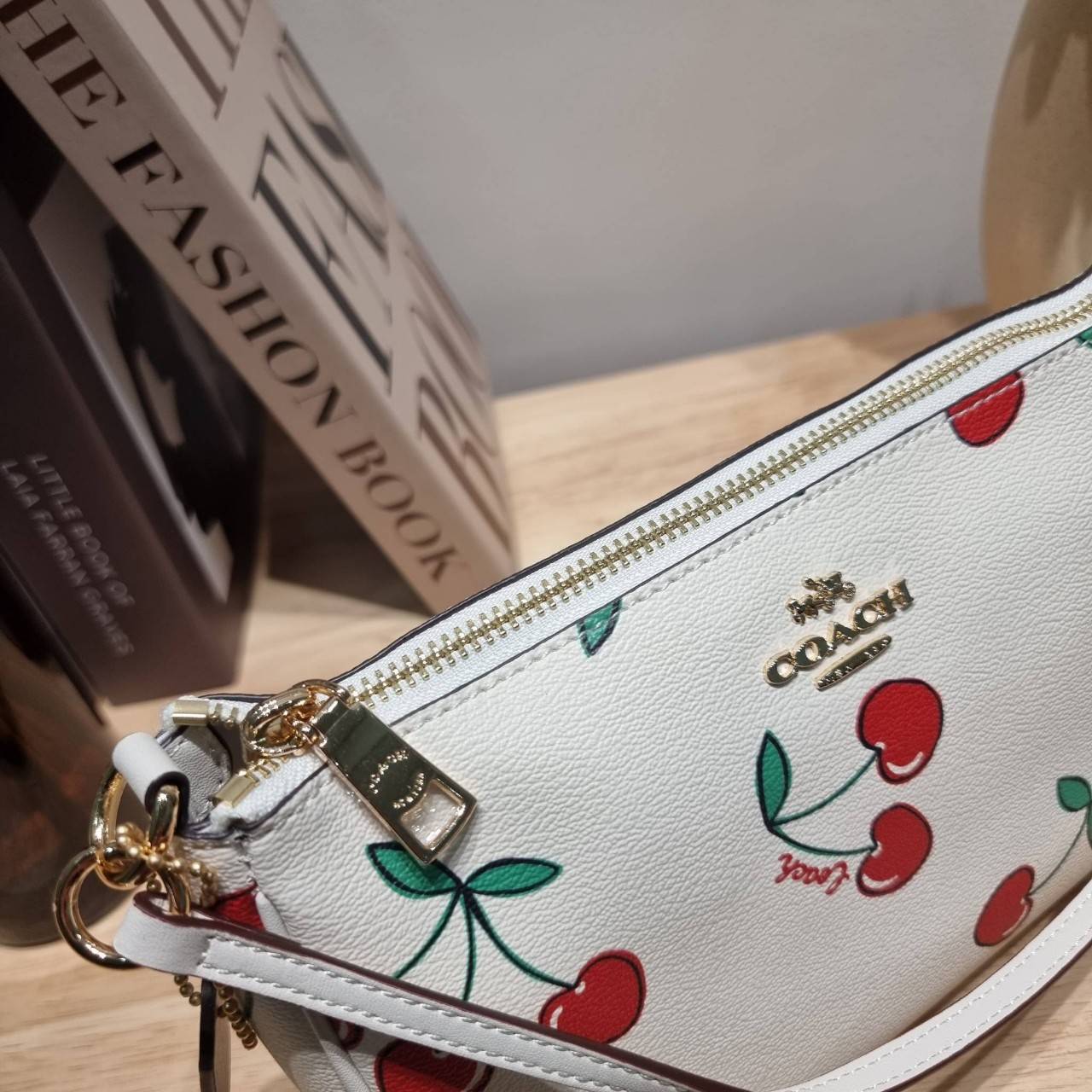 COACH F58321 TOP HANDLE POUCH คอลเลคชั่นสุดฮิต กับดีไซน์ใหม่ น่ารักน่าใช้ทุกแบบ กระเป๋าพอชทรงใช้งานง่าย สะดวก กะทัดรัด วัสดุหนังแคนวาสเคลือบคุณภาพ มาพร้อมสายคล้องในตัว และสายสะพาย crossbody ปรับเปลี่ยนได้ตามสไตล์ อีกหนึ่งไอเท็มที่สาวๆต้องมี ในราคาสุดคุ้ม 