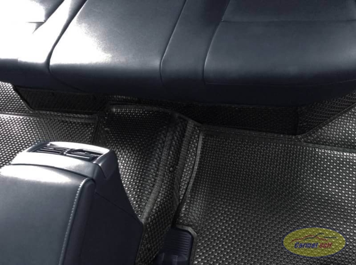 พรมปูพื้นรถยนต์ TOYOTA REVO 4ประตู กระดุมเม็ดเล็กรีดขอบ สีดำ เต็มคัน