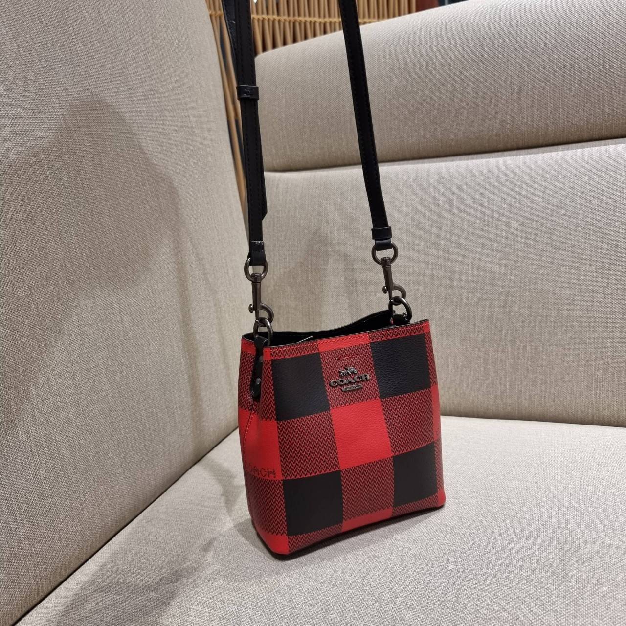 COACH MINI TOWN BUCKET BAG IN SIGNATURE CANVAS WITH VINTAGE MINI ROSE PRINT ((7270 7268 7267)) คอลเลคชั่นใหม่ล่าสุด!! น้องสาวคนสวยมาแล้วจ้า สดใสต้อนรับเทศกาลคริสต์มาส 🎅🎄 กระเป๋าบัคเก็ต ไซส์มินิ ใบจริงน่ารักม้าก!! น่าใช้แบบที่สุด วัสดุหนังแ